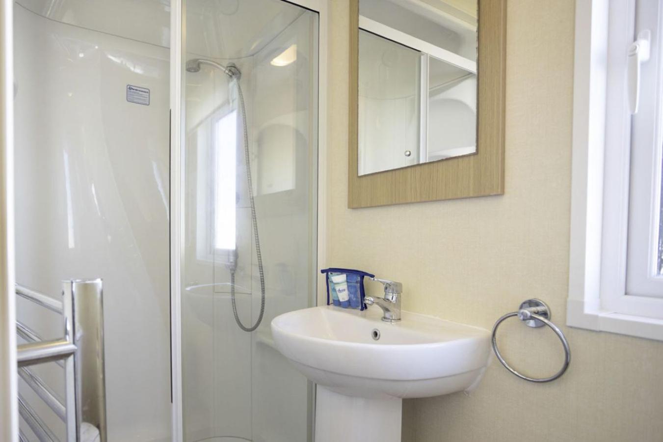 6 berth Luxury Caravan - No Pets photo 1