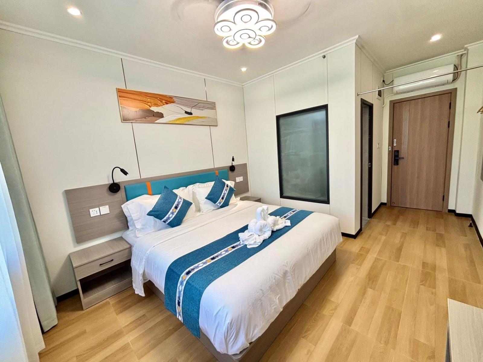 Deluxe King Room photo 1