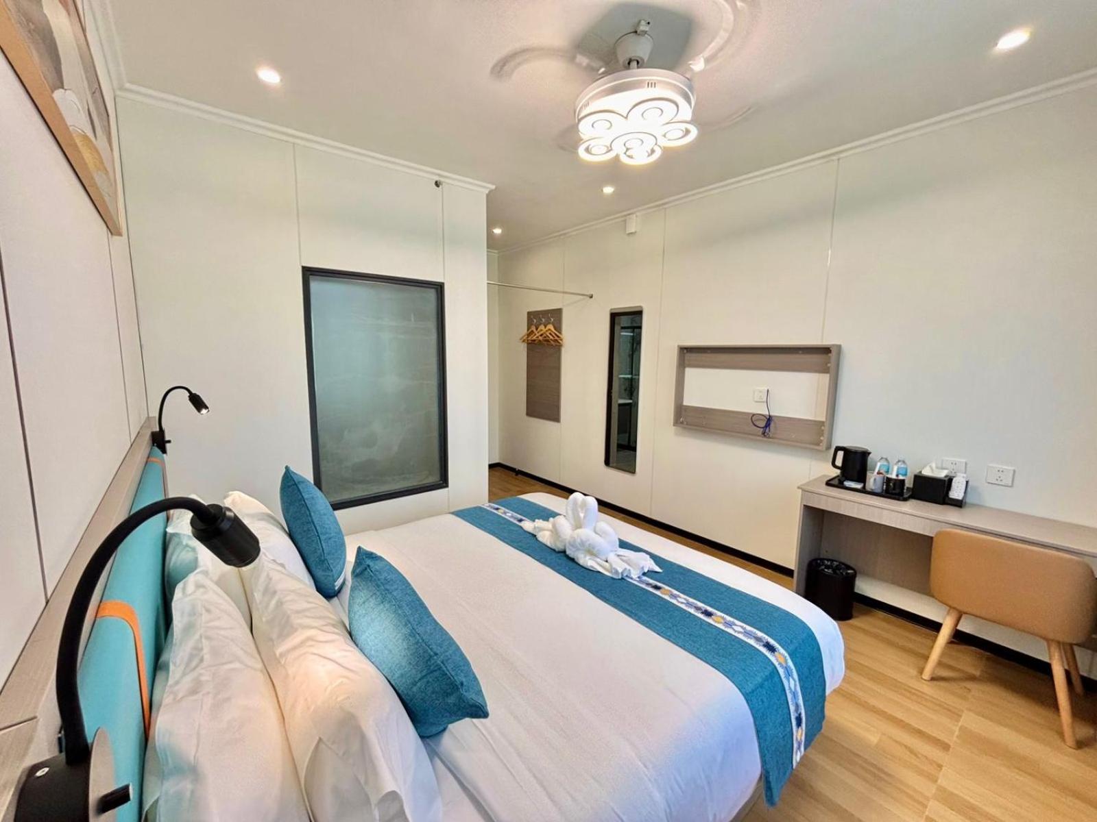 Deluxe King Room photo 2