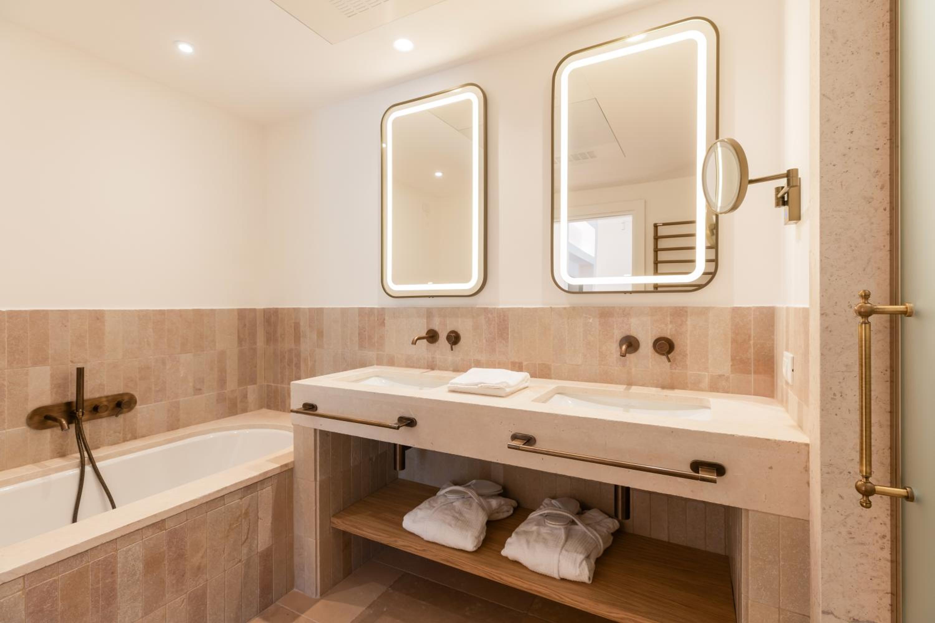 Executive Suite - Photo 4