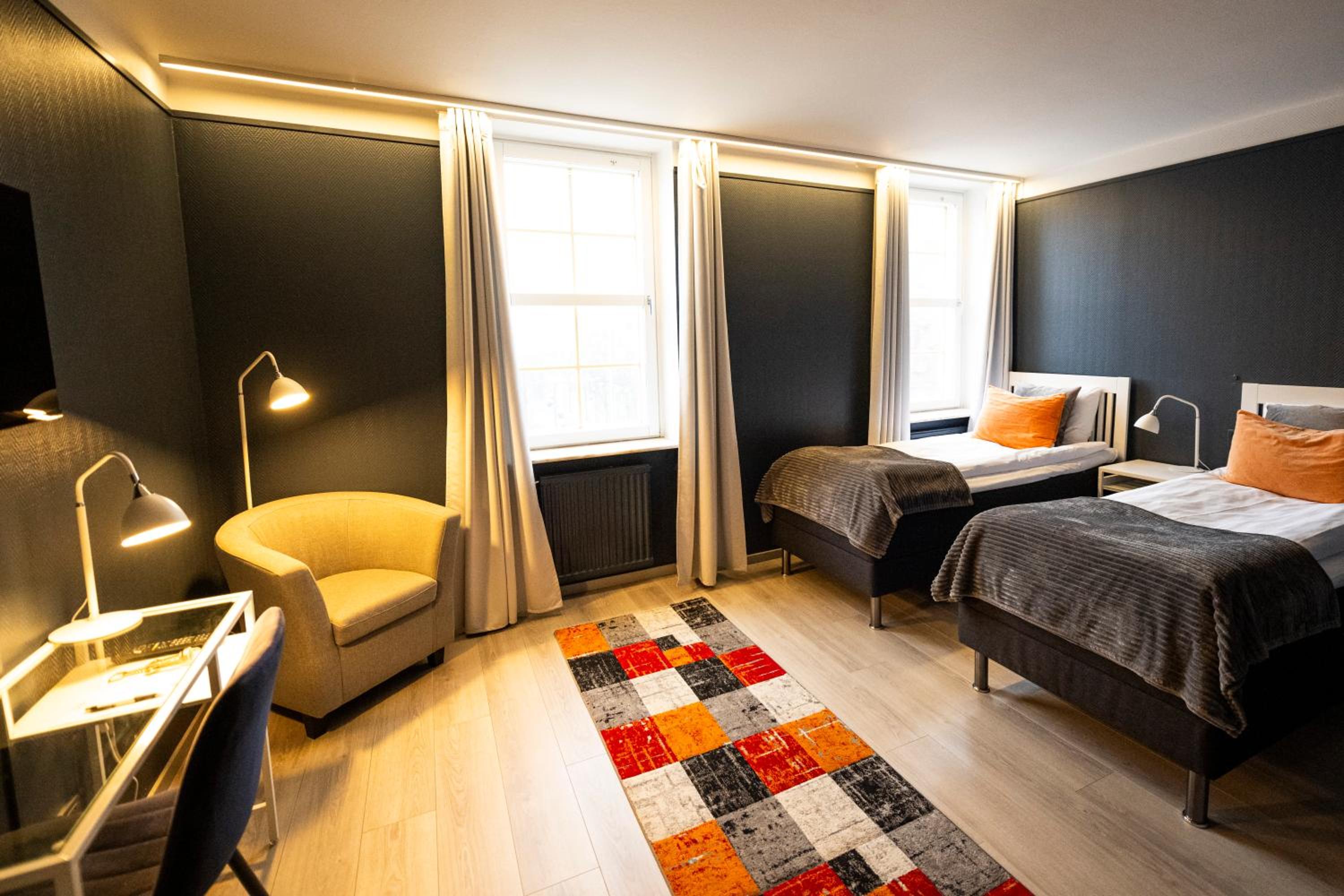 Twin Room with City View - Photo 2