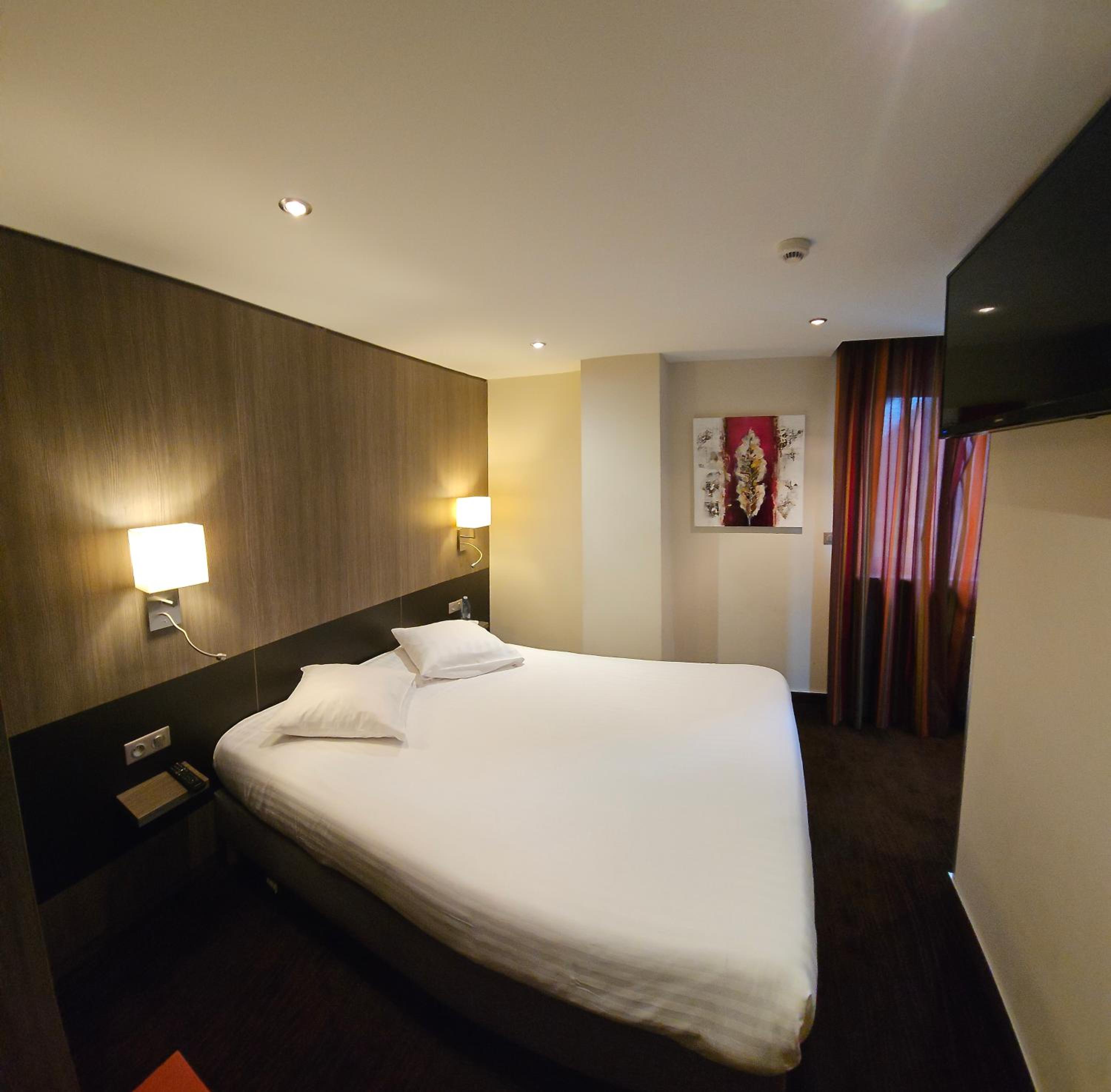 Standard double room, spa access included