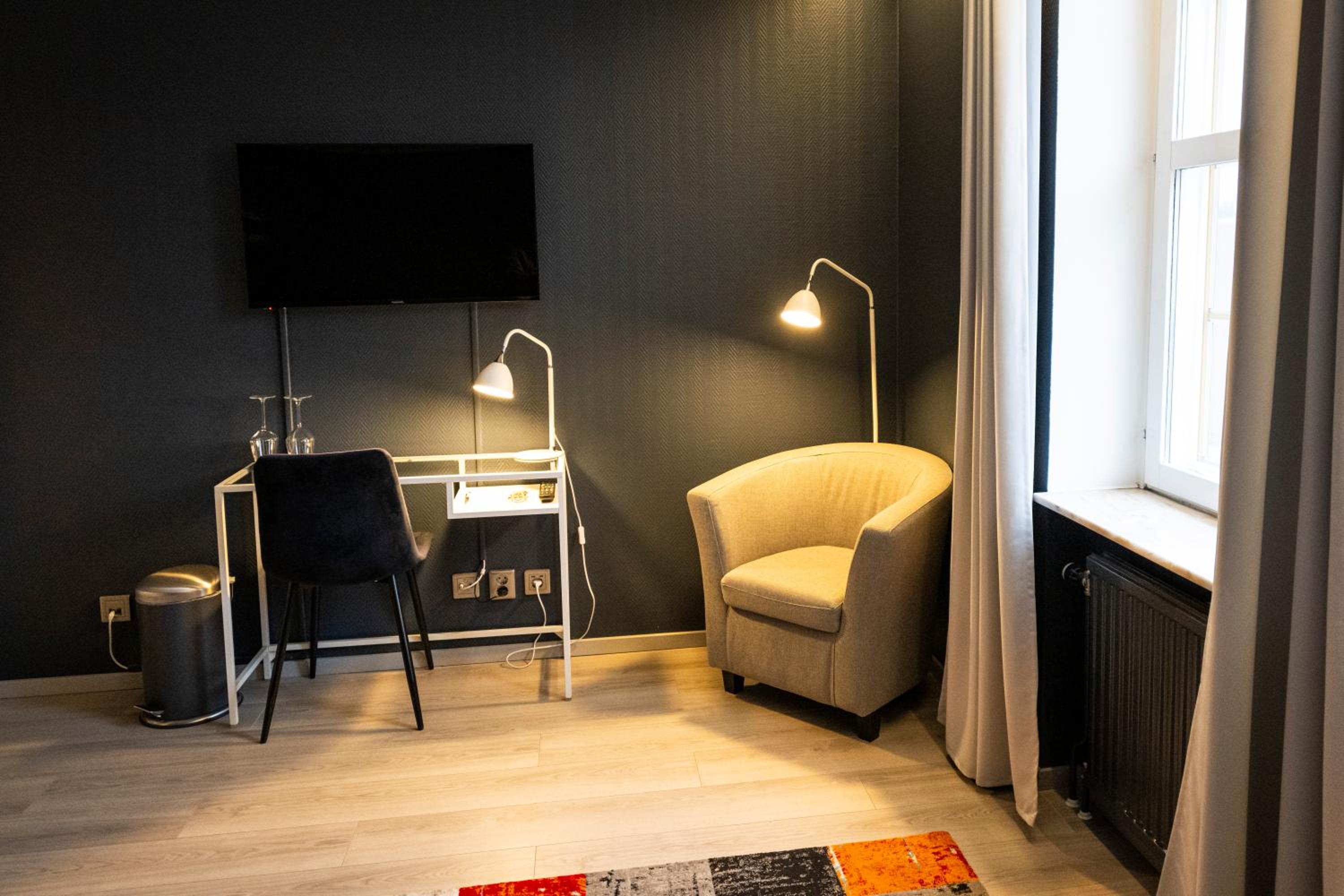 Twin Room with City View - Photo 3