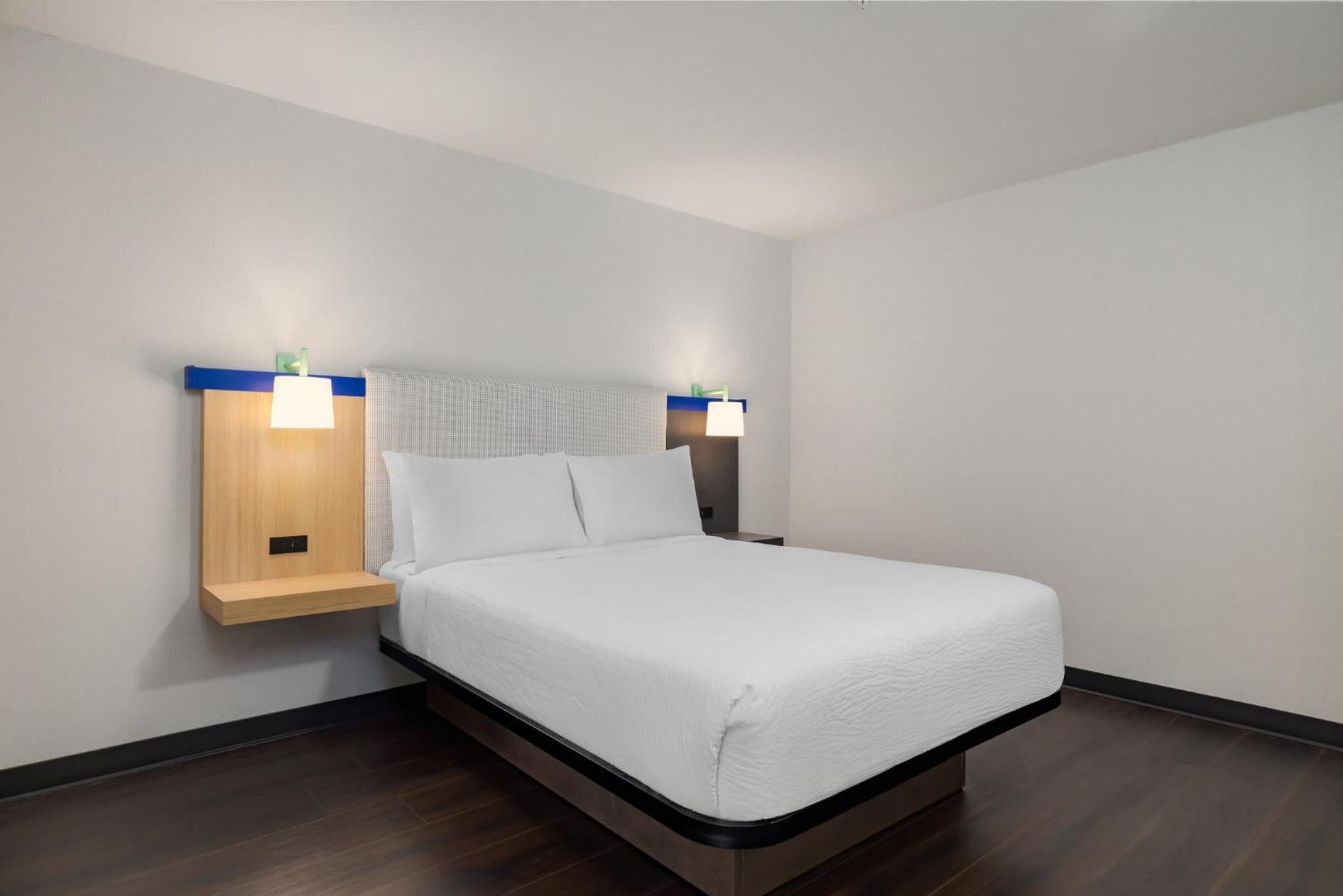 Standard Queen Room with Accessible Tub photo 3