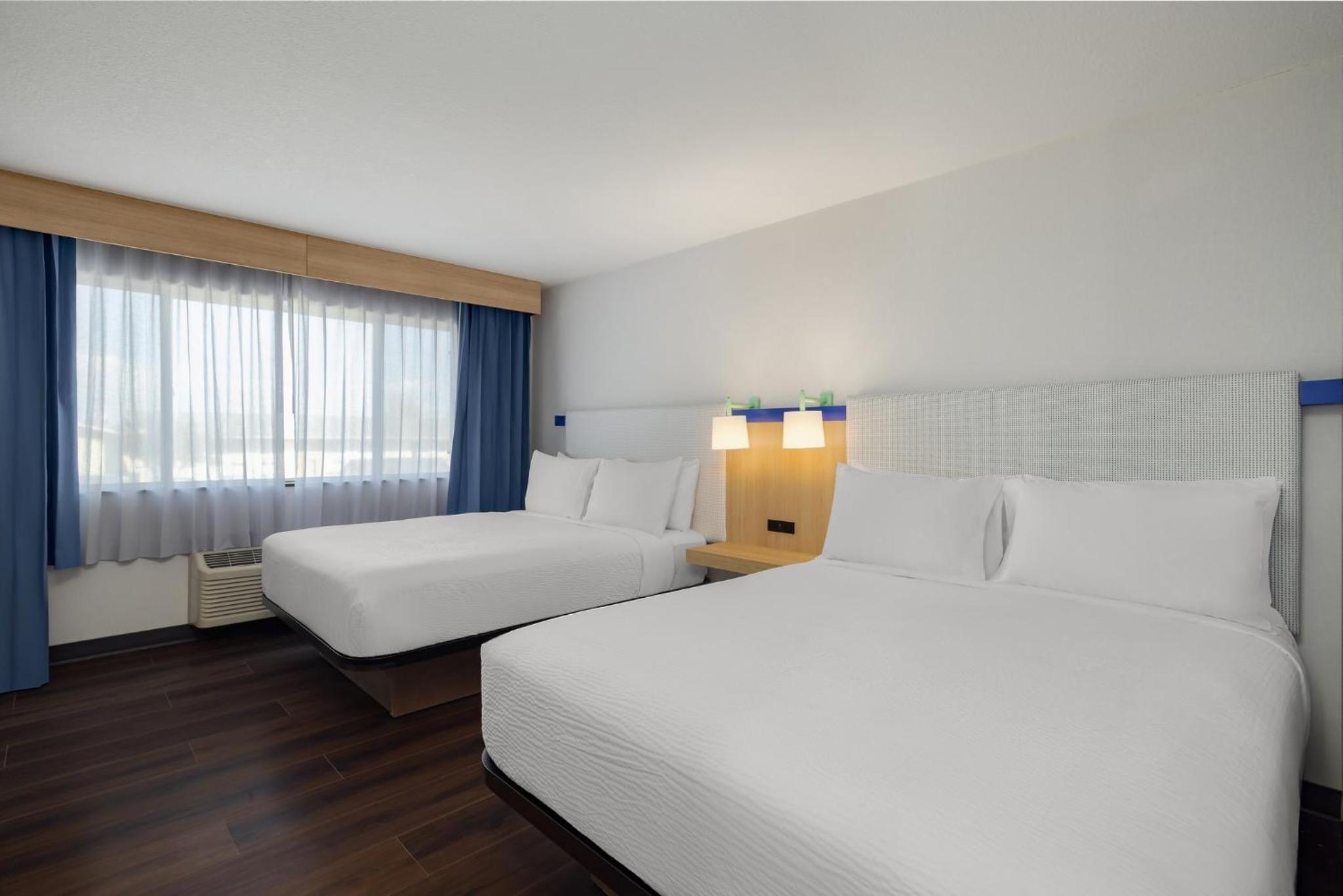 Standard Queen Room with Two Queen Beds - Communications Accessible photo 3