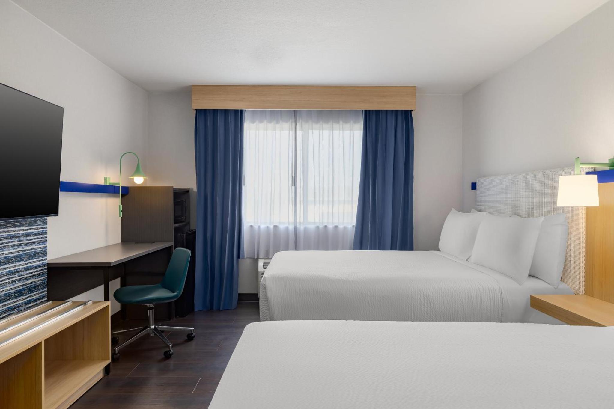 Standard Queen Room with Two Queen Beds and Walk-In Shower photo 2