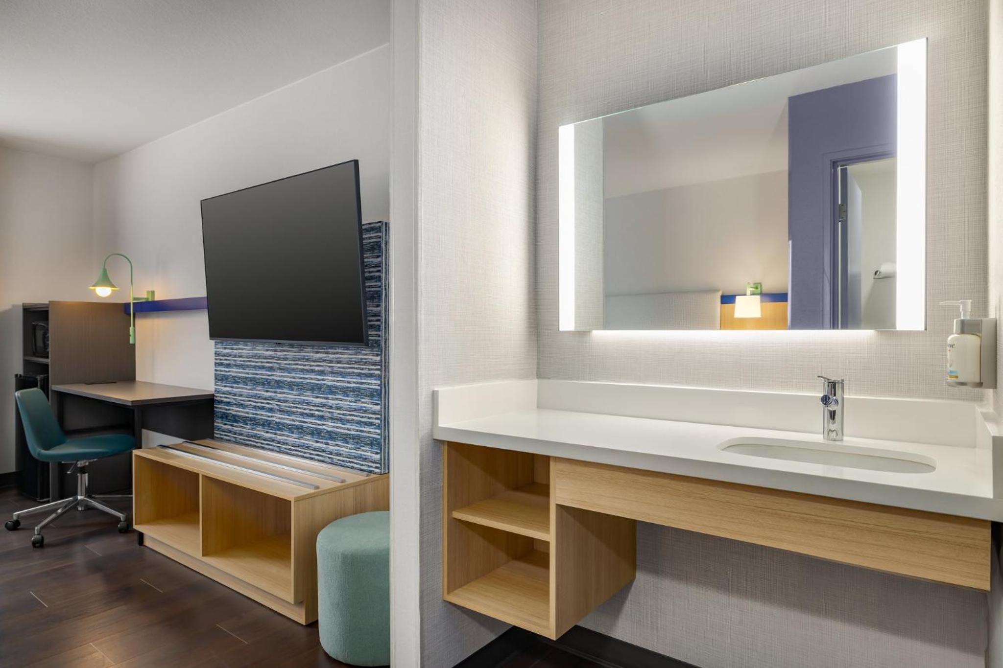 Queen Suite with Two Queen Beds photo 3