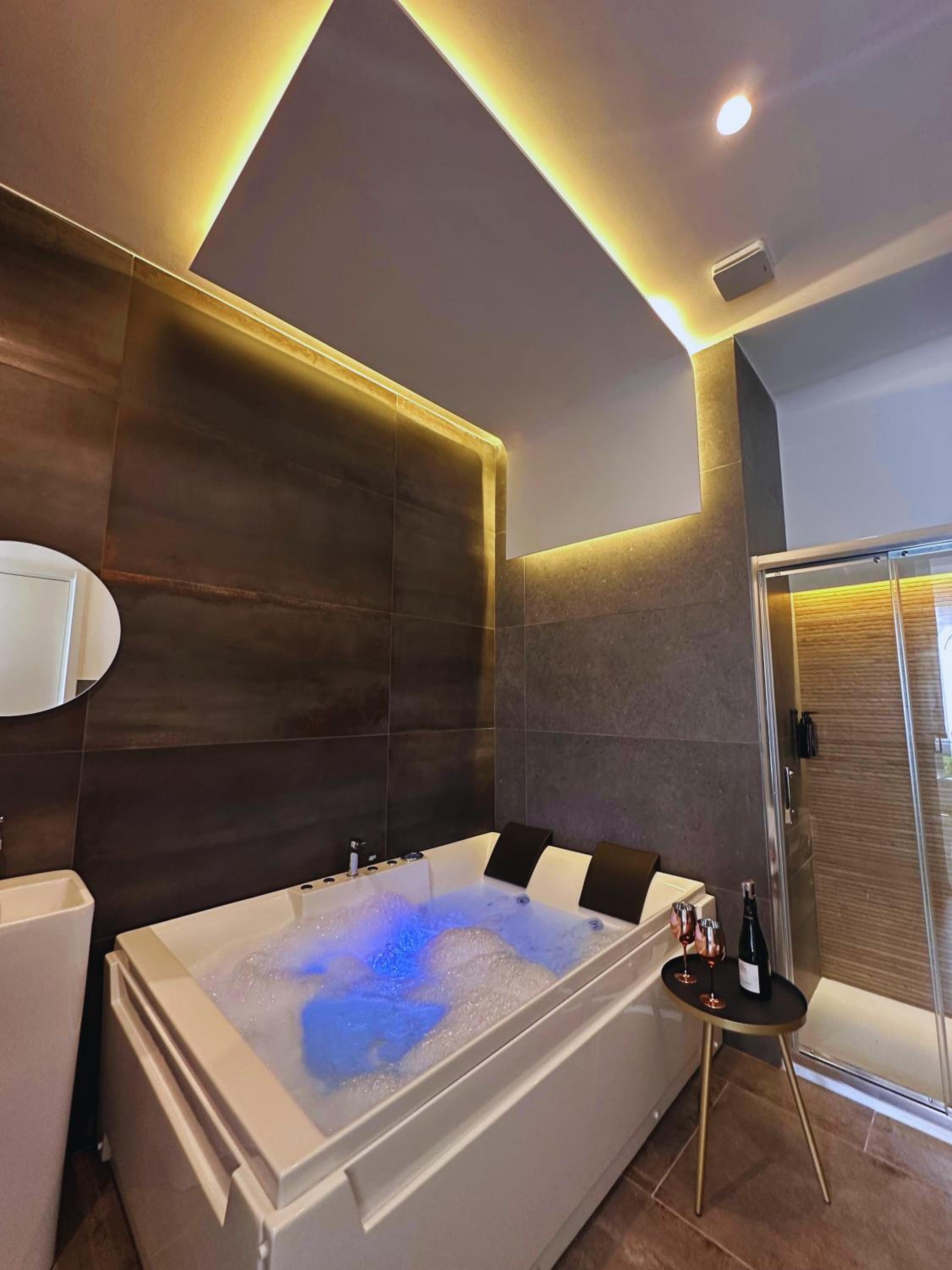 Deluxe Suite with Spa Bath