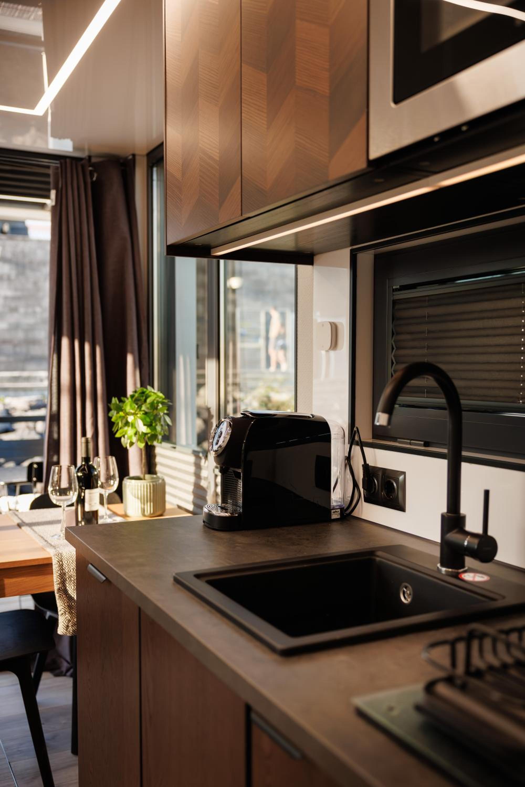 One Cabin Boat - Photo 10