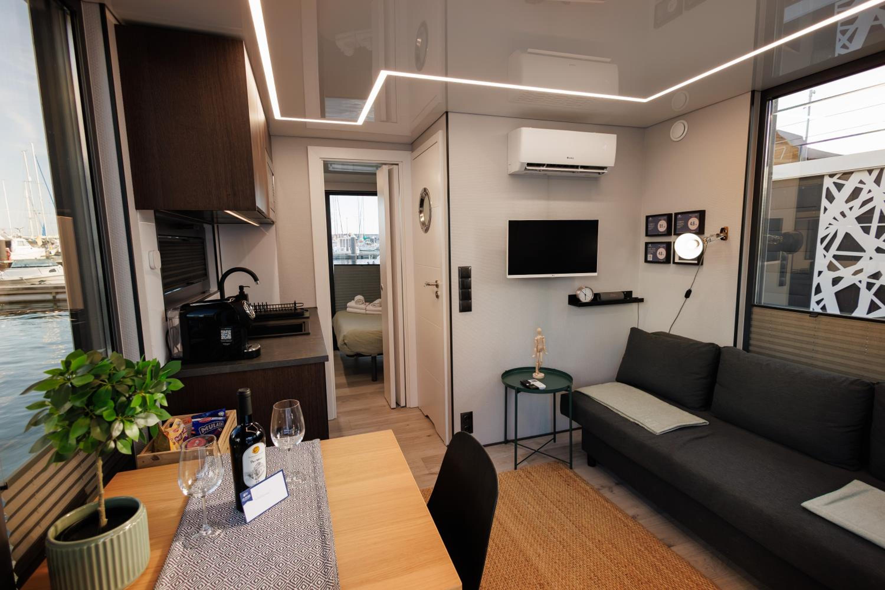 One Cabin Boat - Photo 13