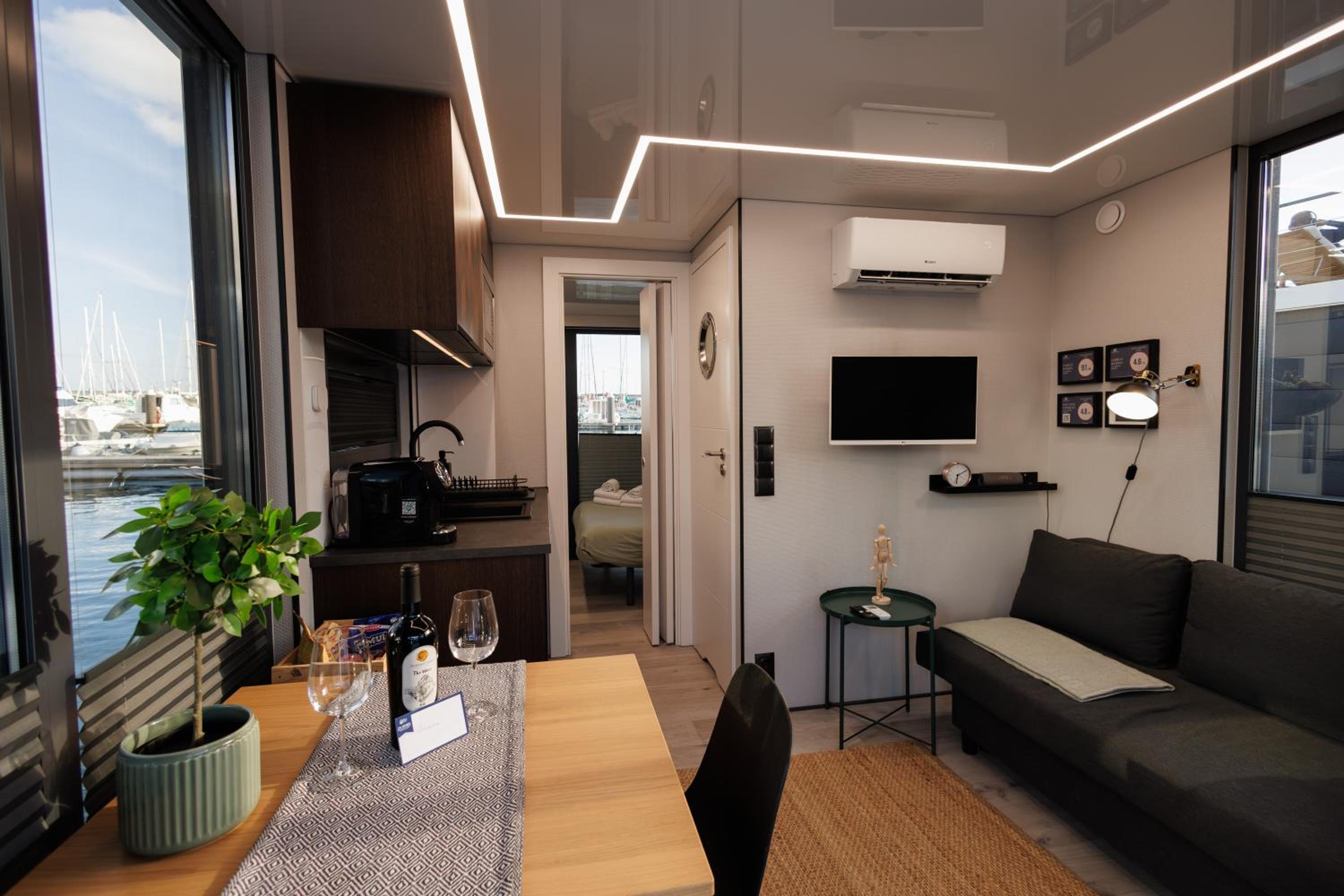One Cabin Boat - Photo 16