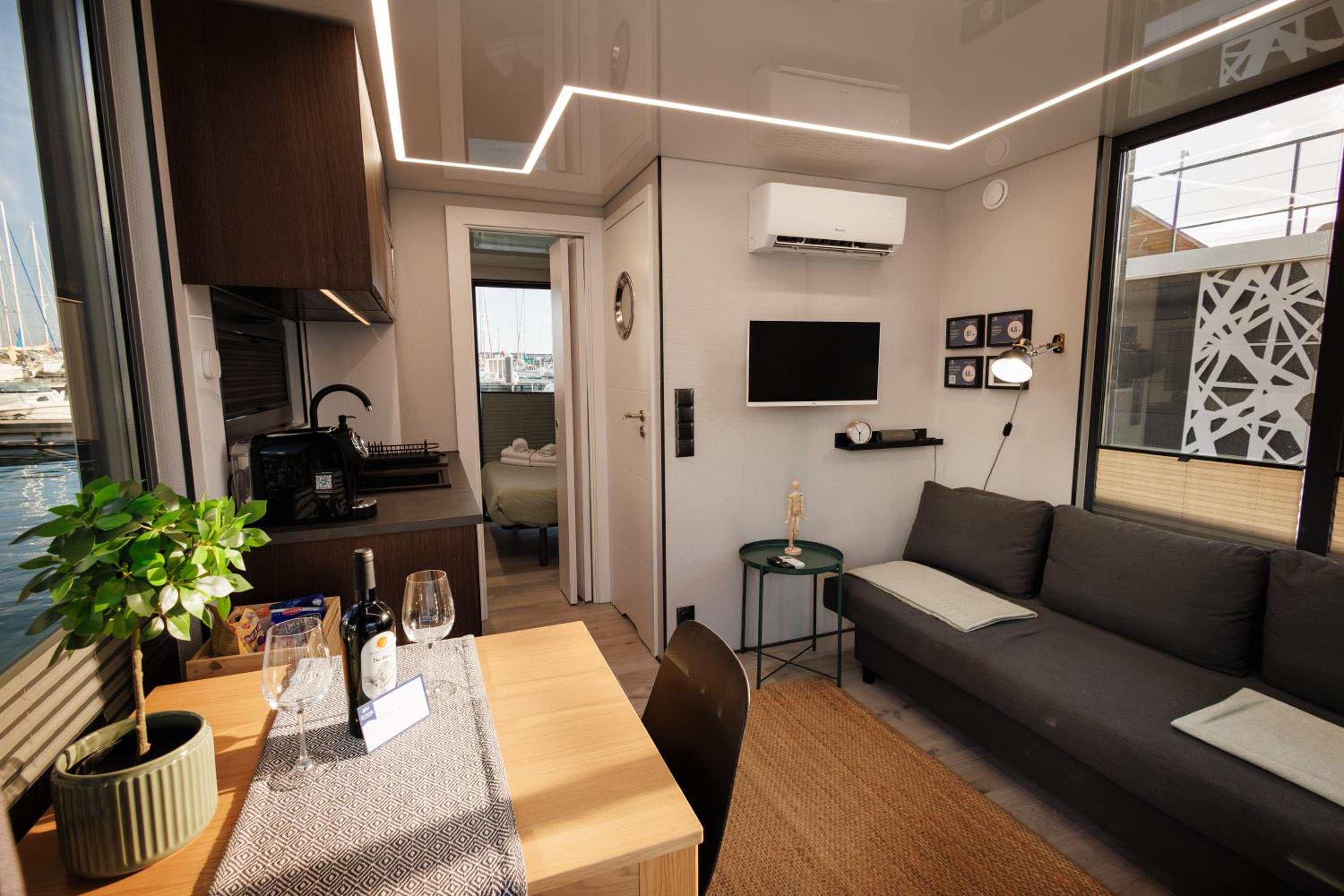 One Cabin Boat - Photo 22