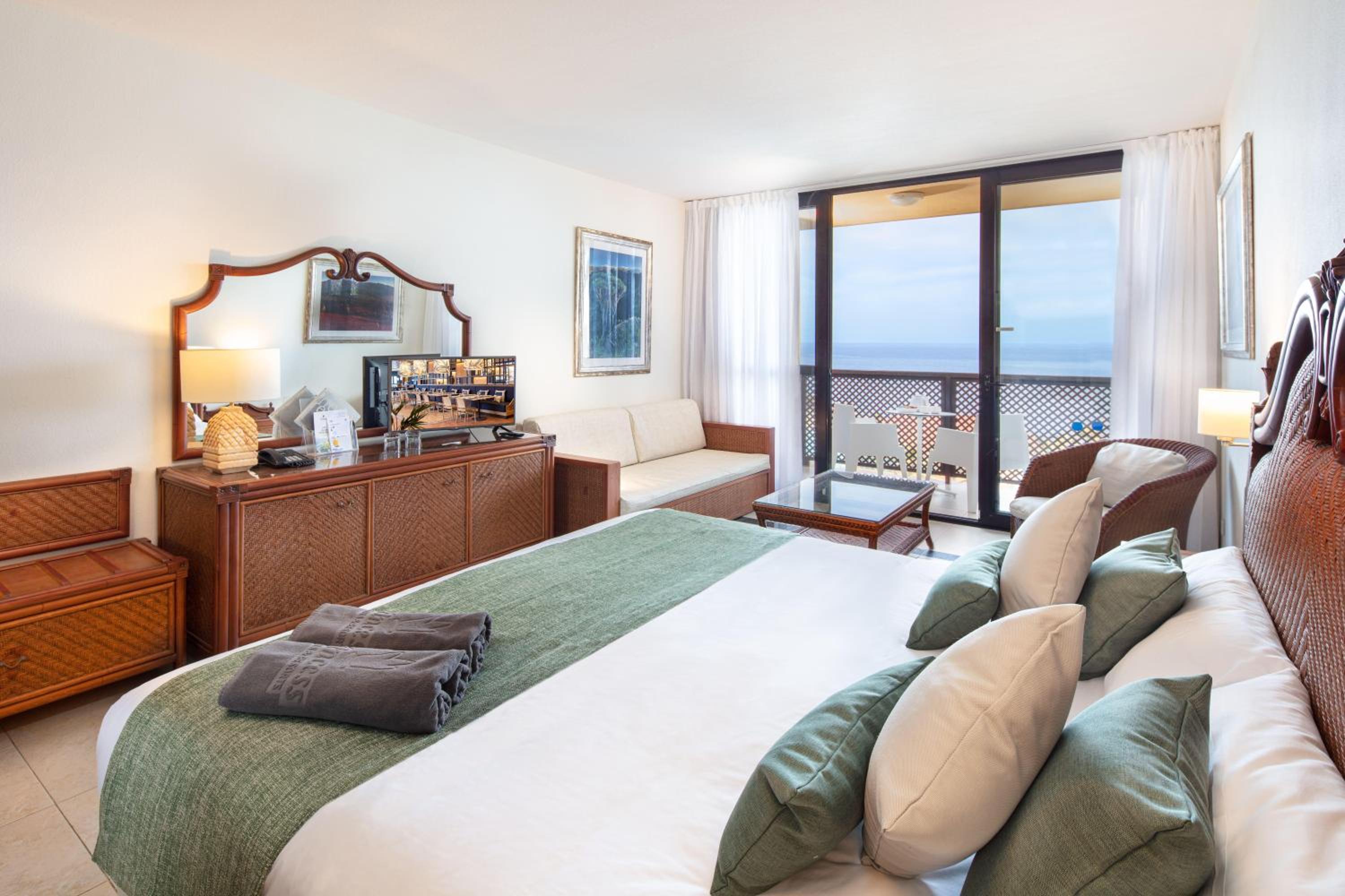 Double or Twin Room with Sea View (2 Adults + 1 Child) photo 2