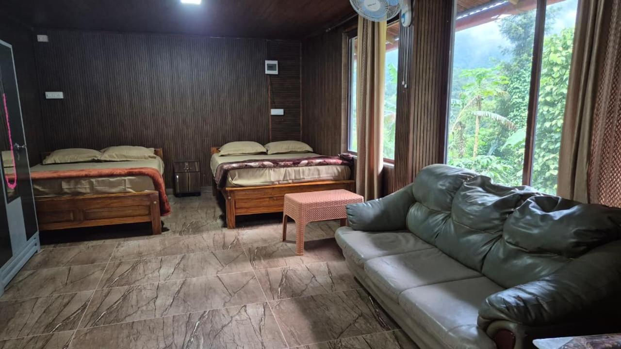 Deluxe Queen Room with Two Queen Beds photo 2