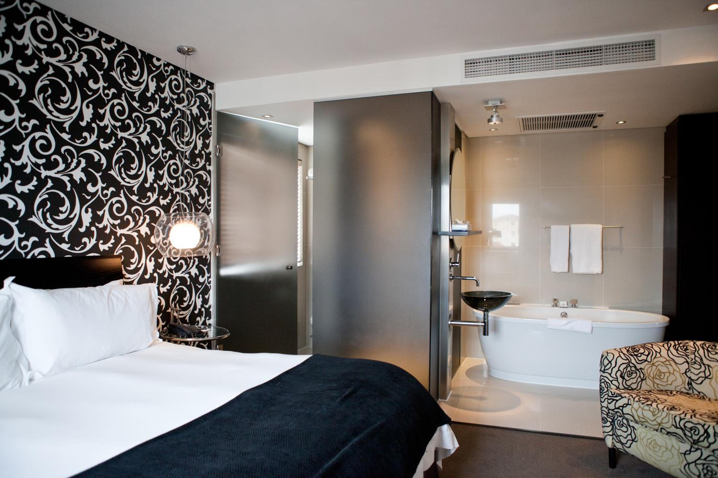 Two-Bedroom Penthouse Apartment - Photo 2