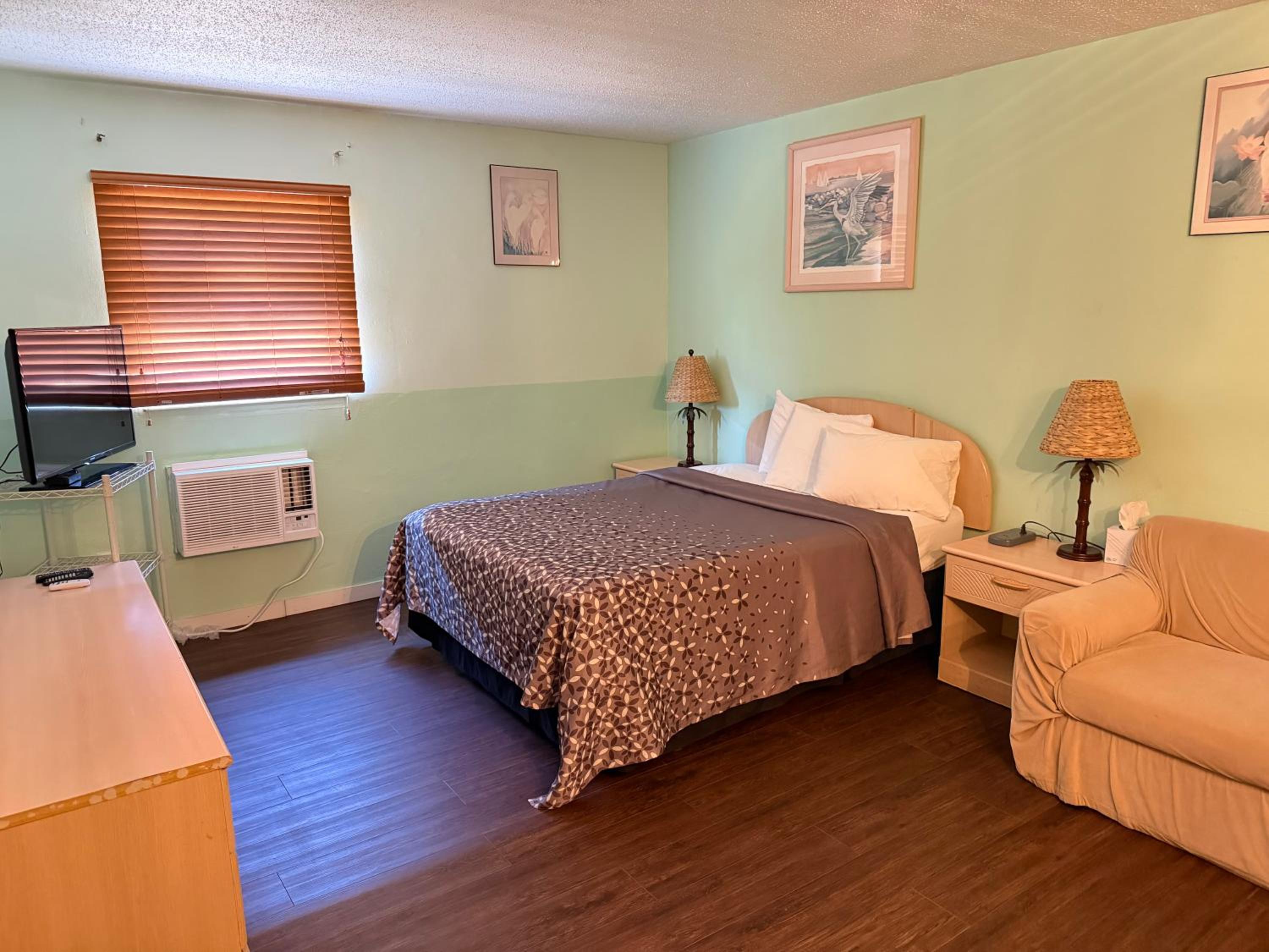 Standard Queen Room - Photo 6