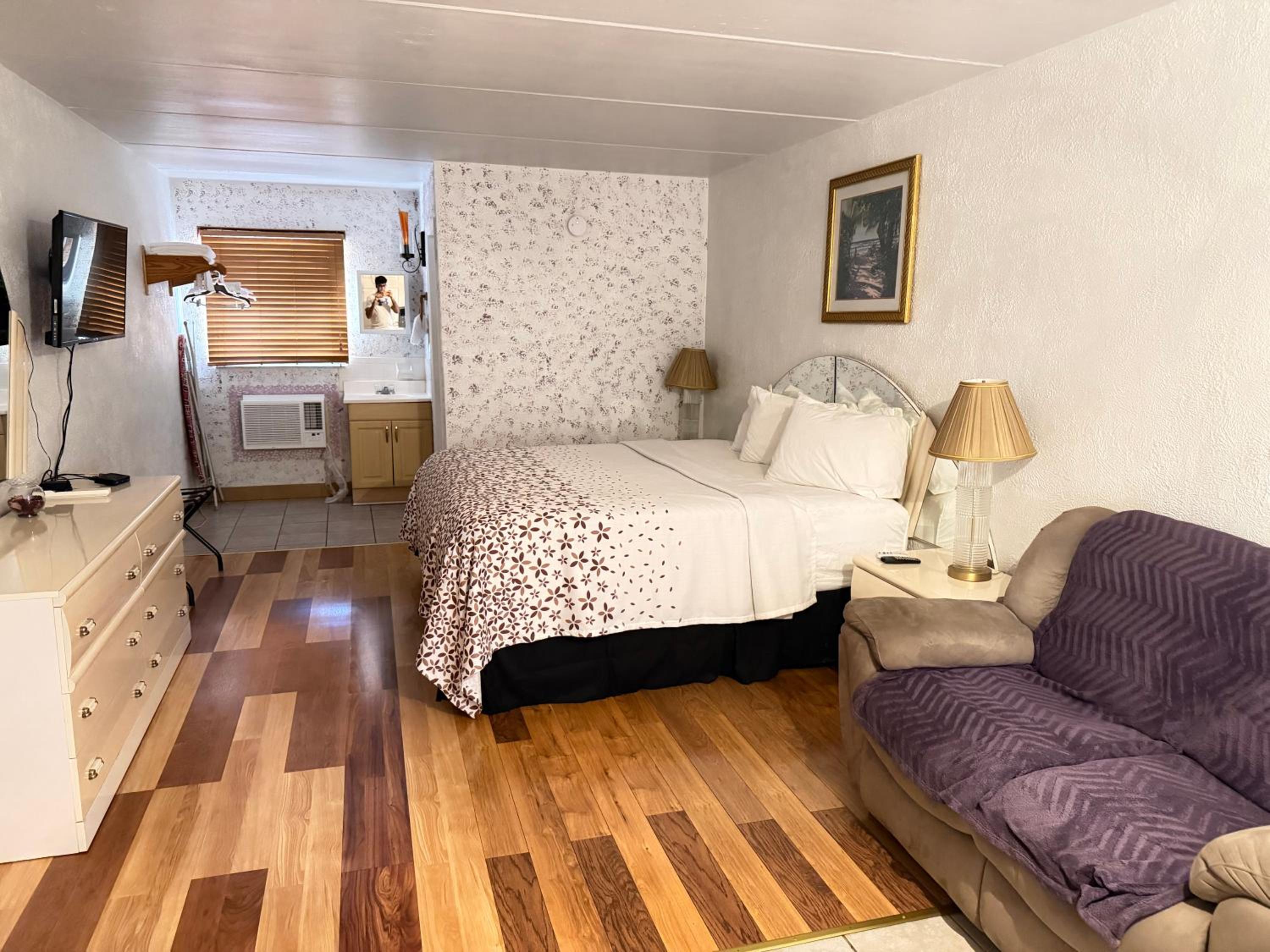 Standard King Room - Photo 2