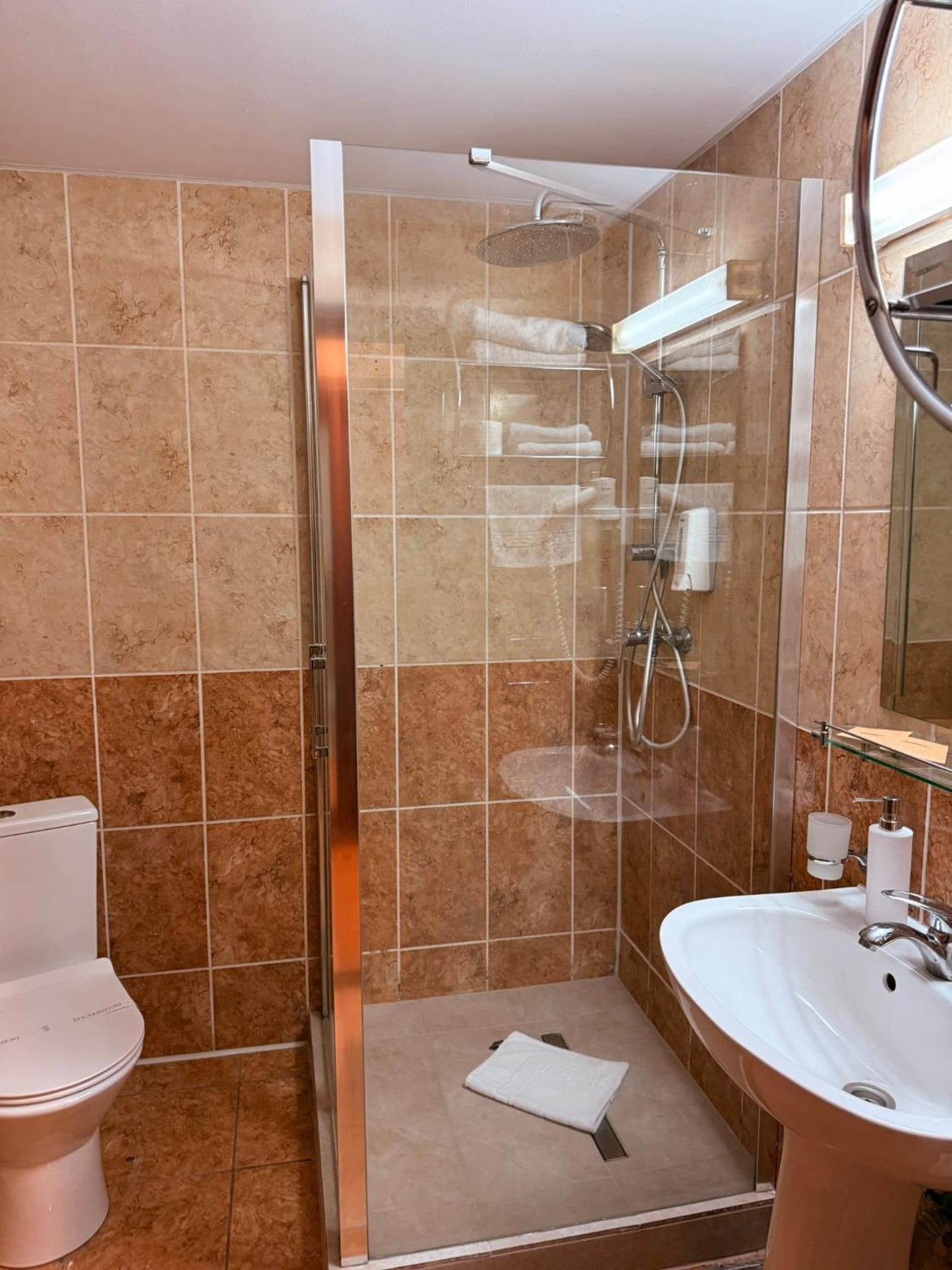 Superior Twin Room - Photo 12