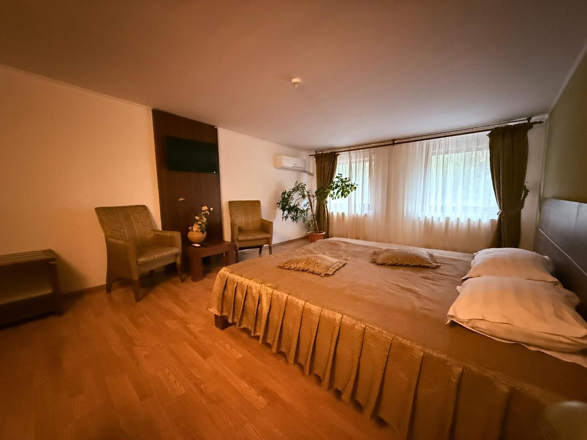 Standard King Room - Photo 11