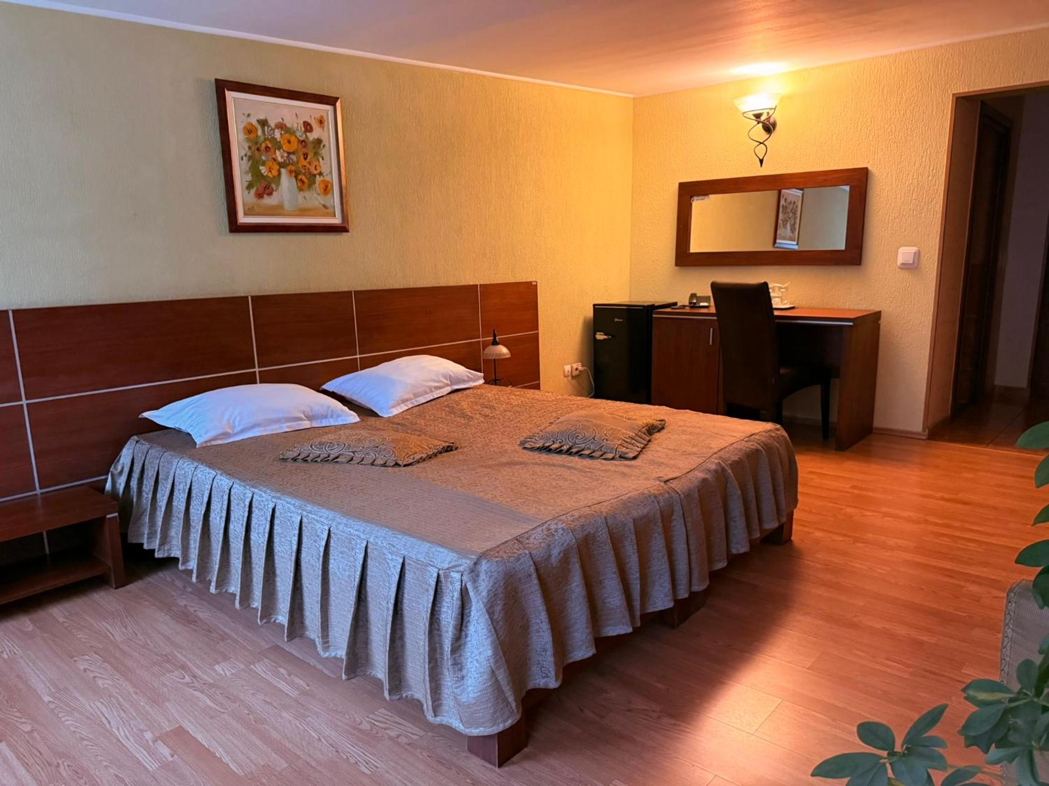 Standard King Room - Photo 10