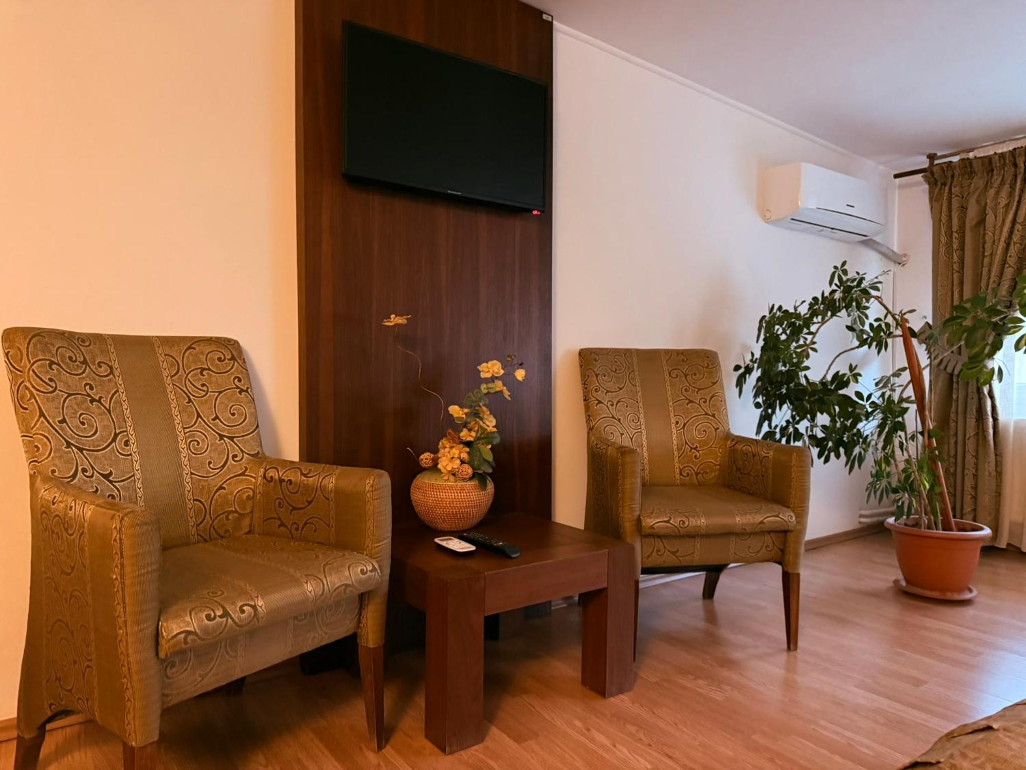 Standard King Room - Photo 8