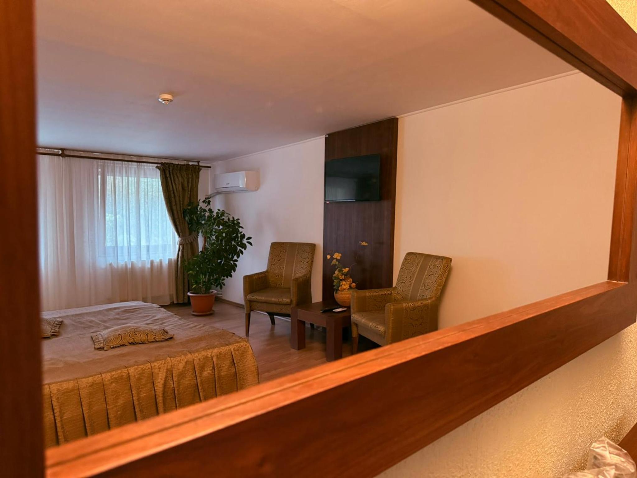 Standard King Room - Photo 9