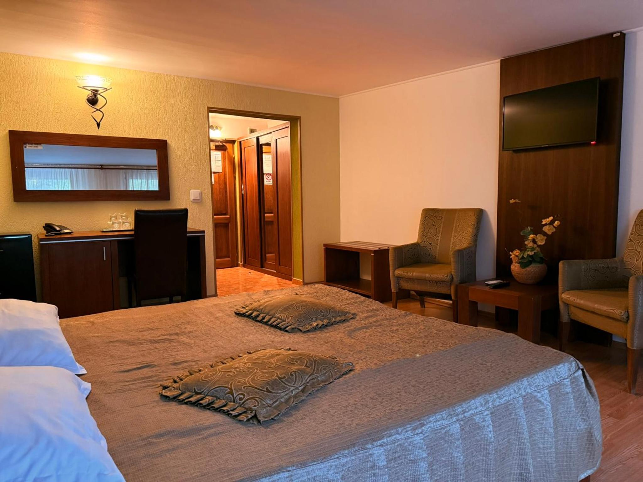 Standard King Room - Photo 7