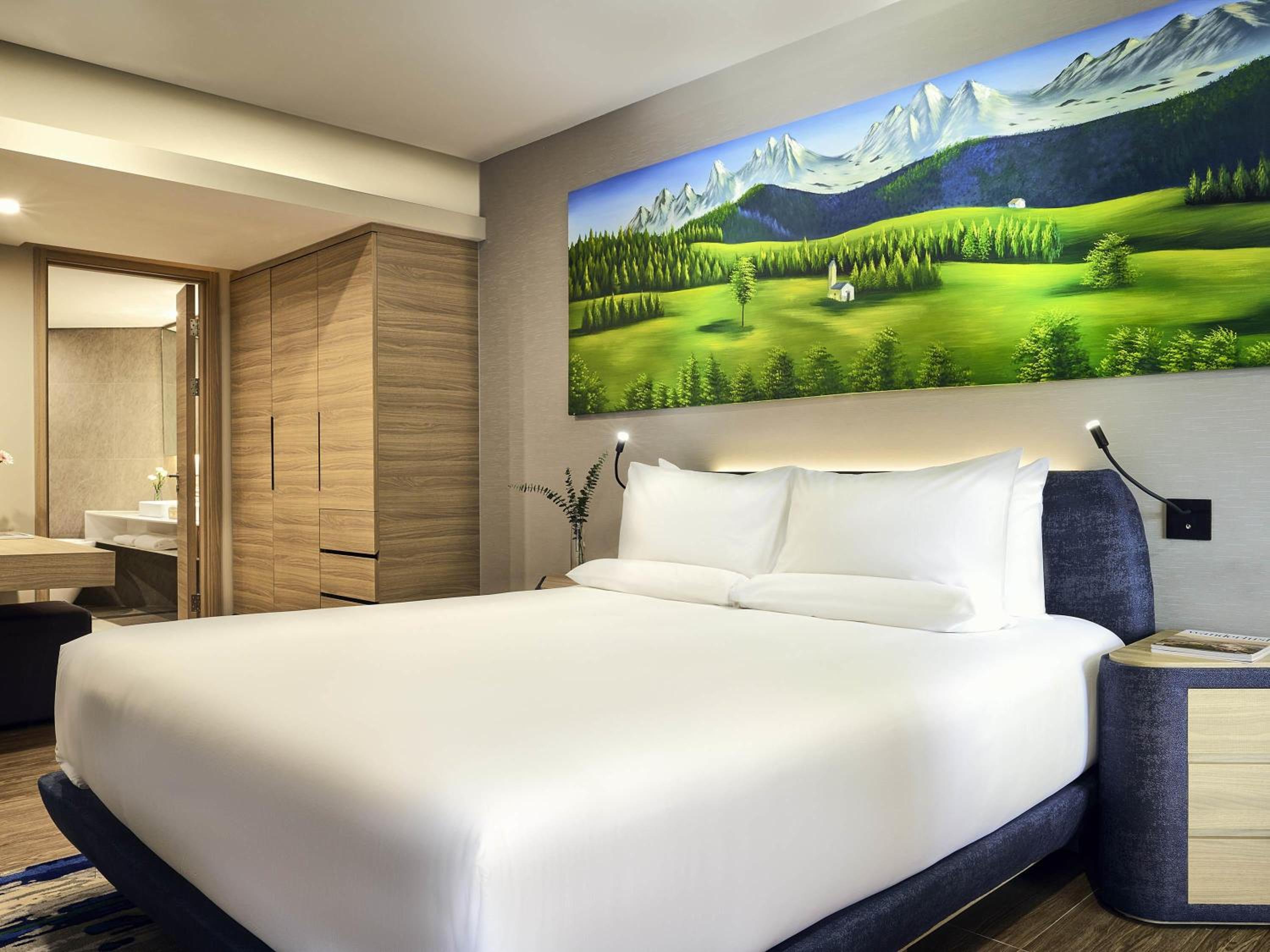 King Suite with City View and Lounge Access