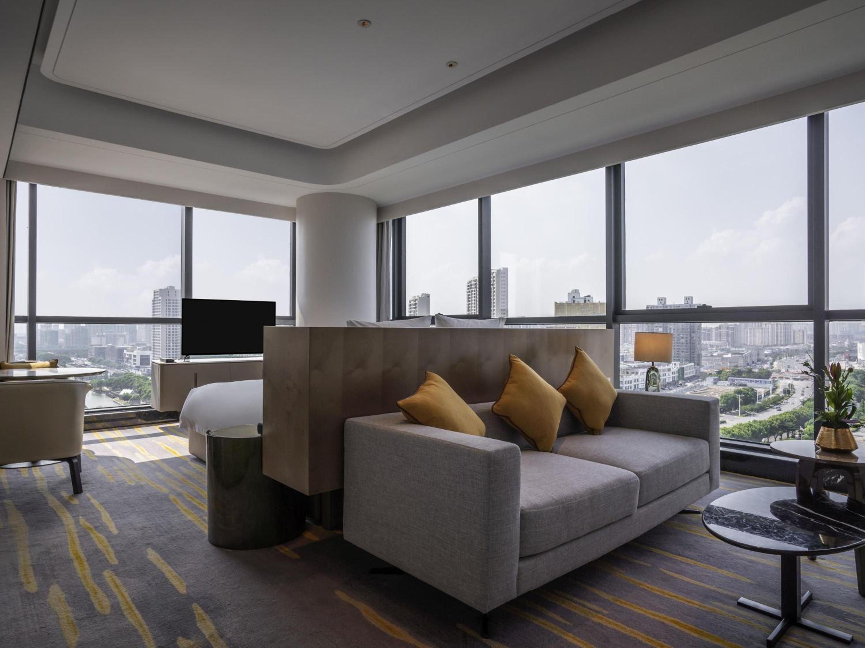 Deluxe Executive King Room with Lounge Access