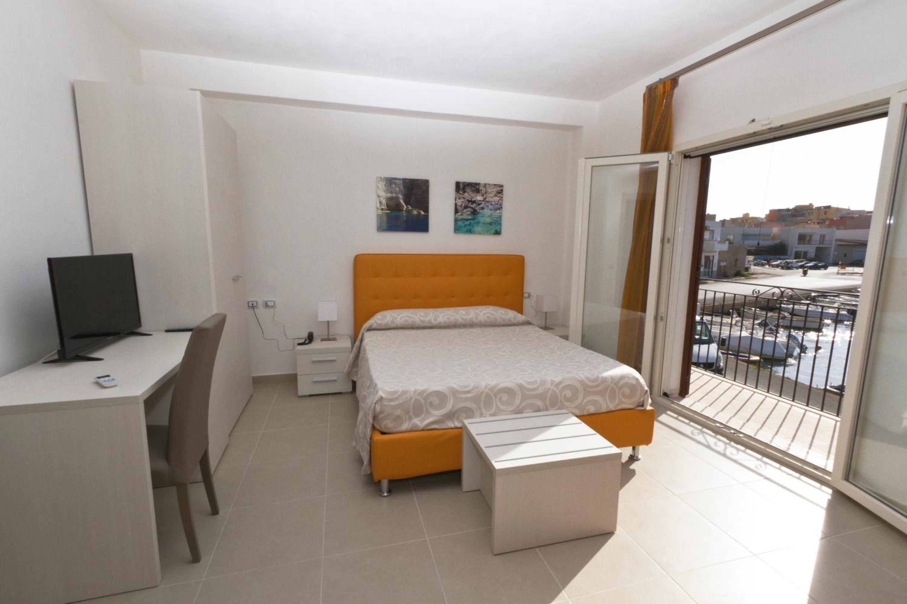 Double Room with Sea View - First Floor photo 2