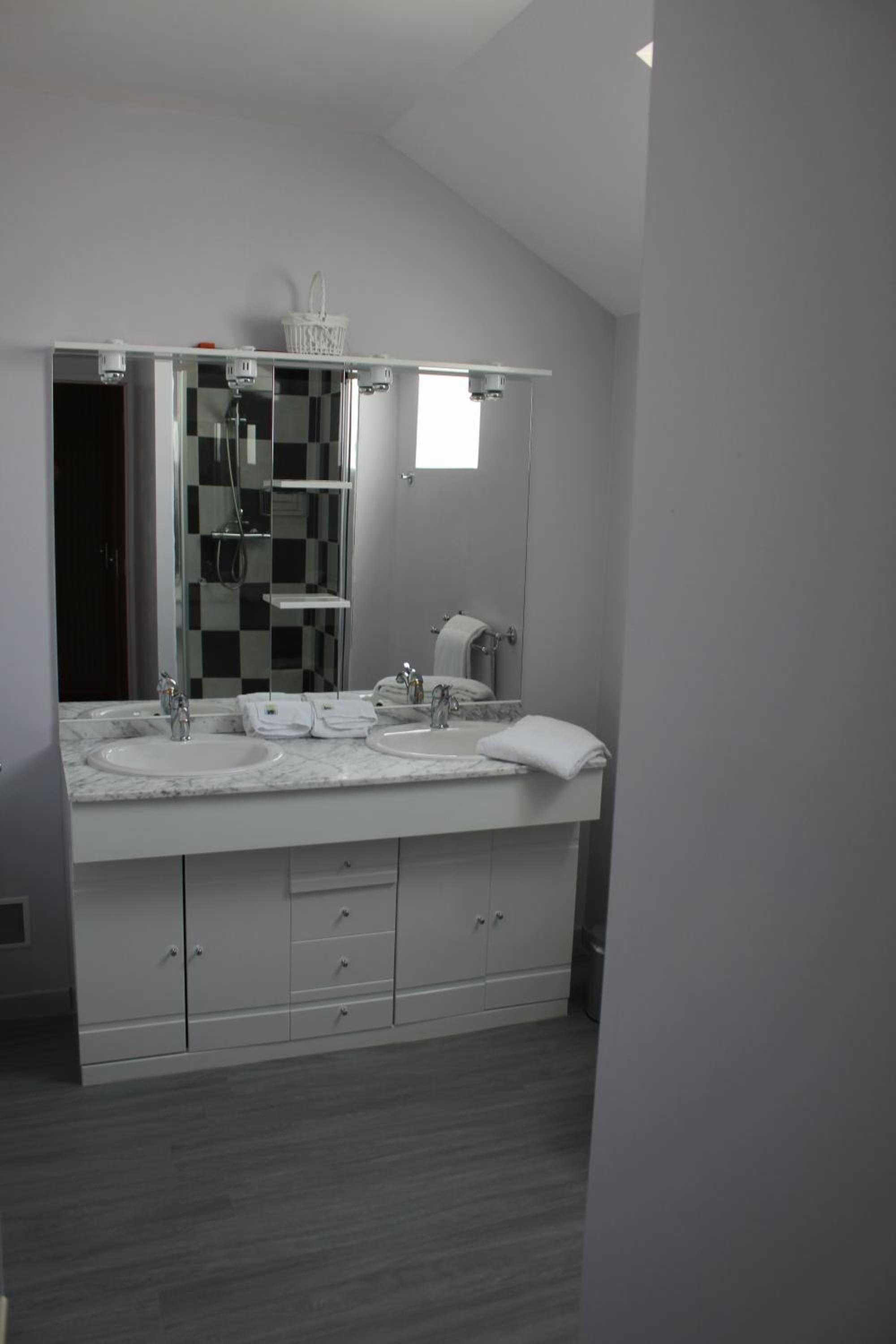 Large Double Room - Photo 2