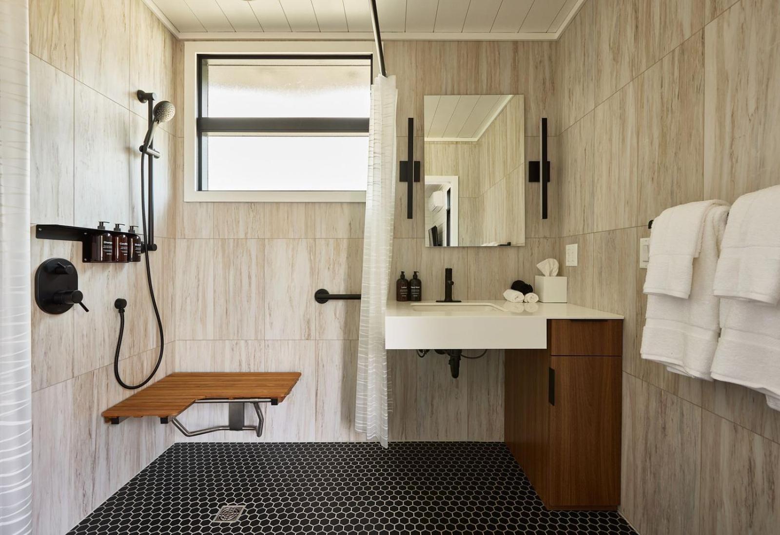 Premium Accessible Suite photo 3