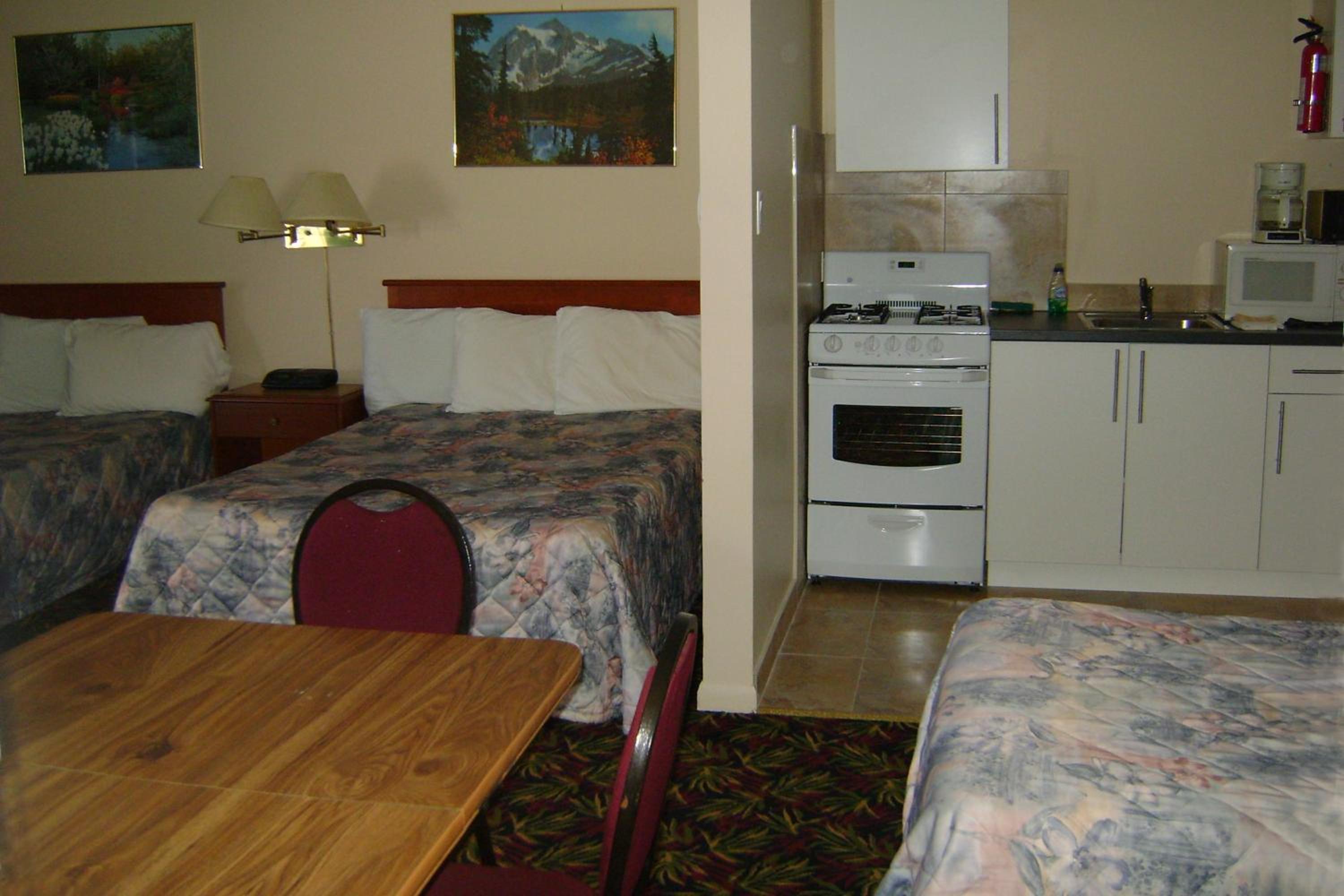 Family Room With Kitchenette - Photo 1
