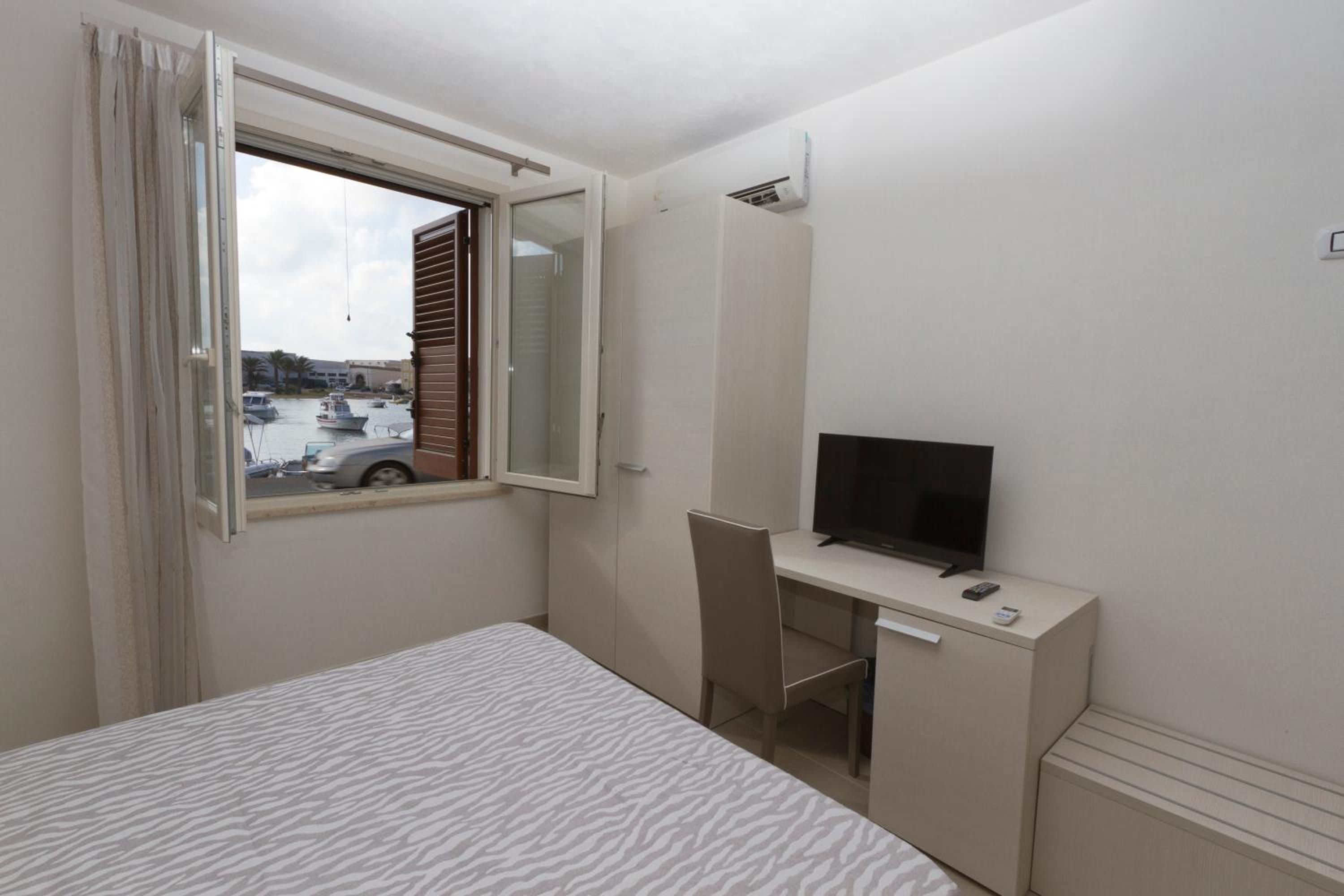 Double Room with Sea View - Disability Access photo 2