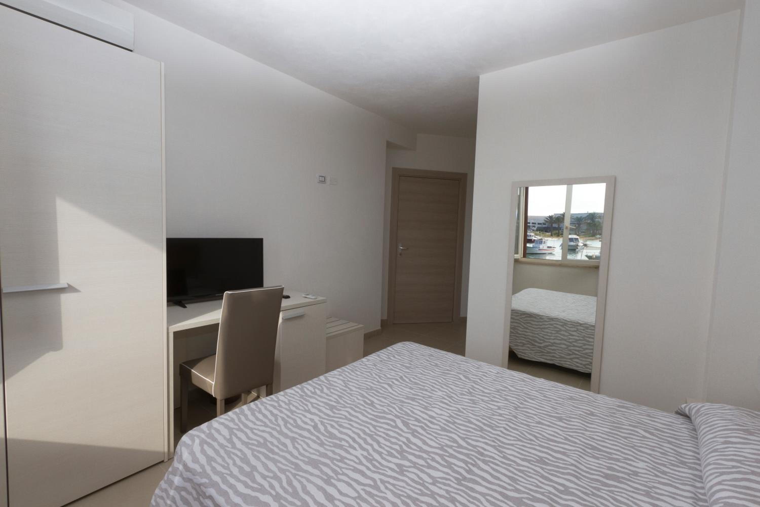 Double Room with Sea View - Disability Access photo 3