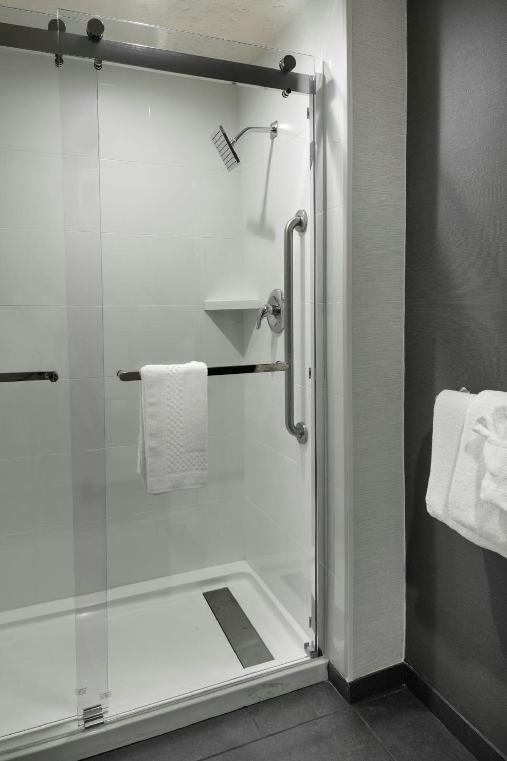 King Room with Water View and Bathtub - Mobility Access - Photo 6