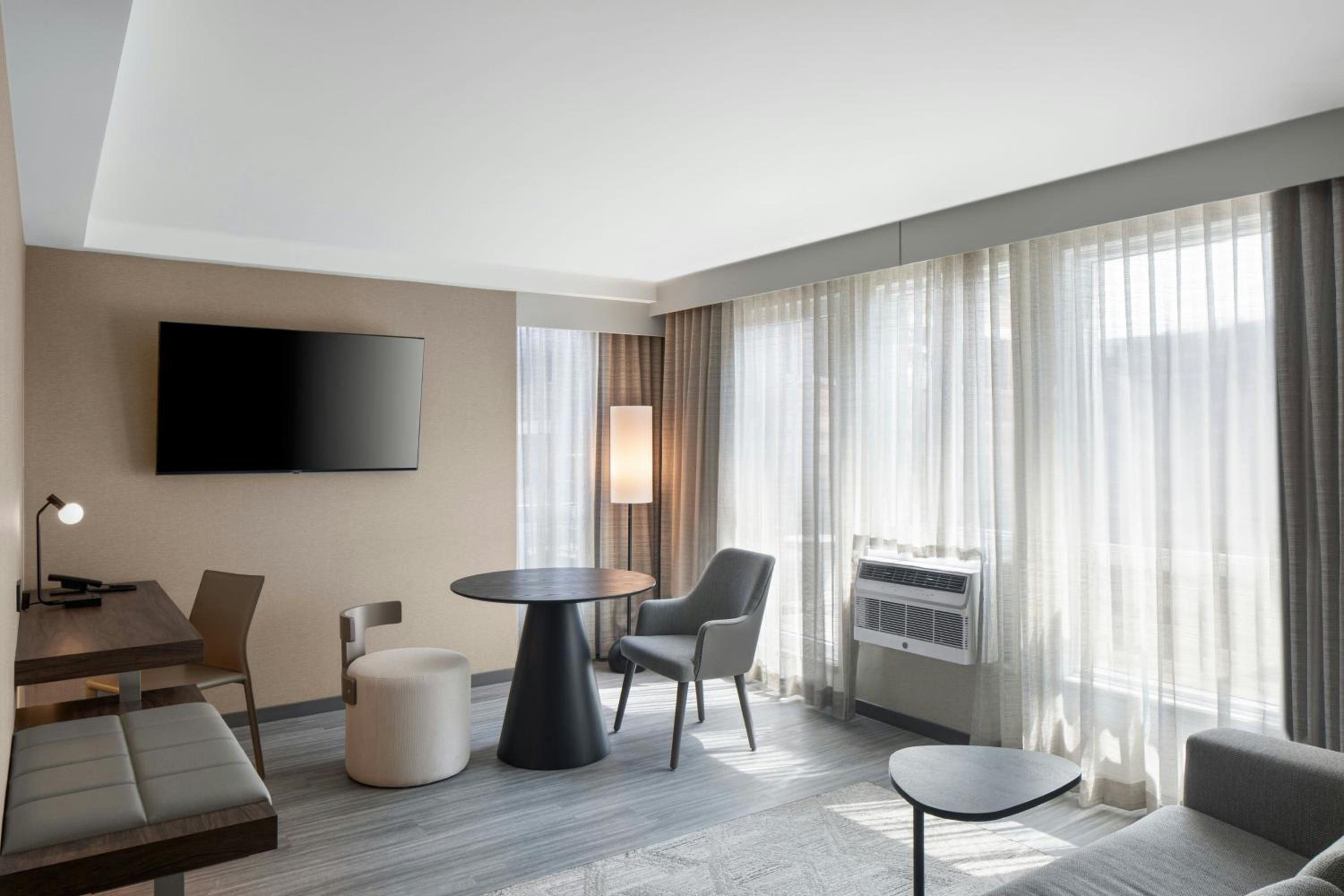 One-Bedroom Queen Suite with City View - Corner - Photo 3