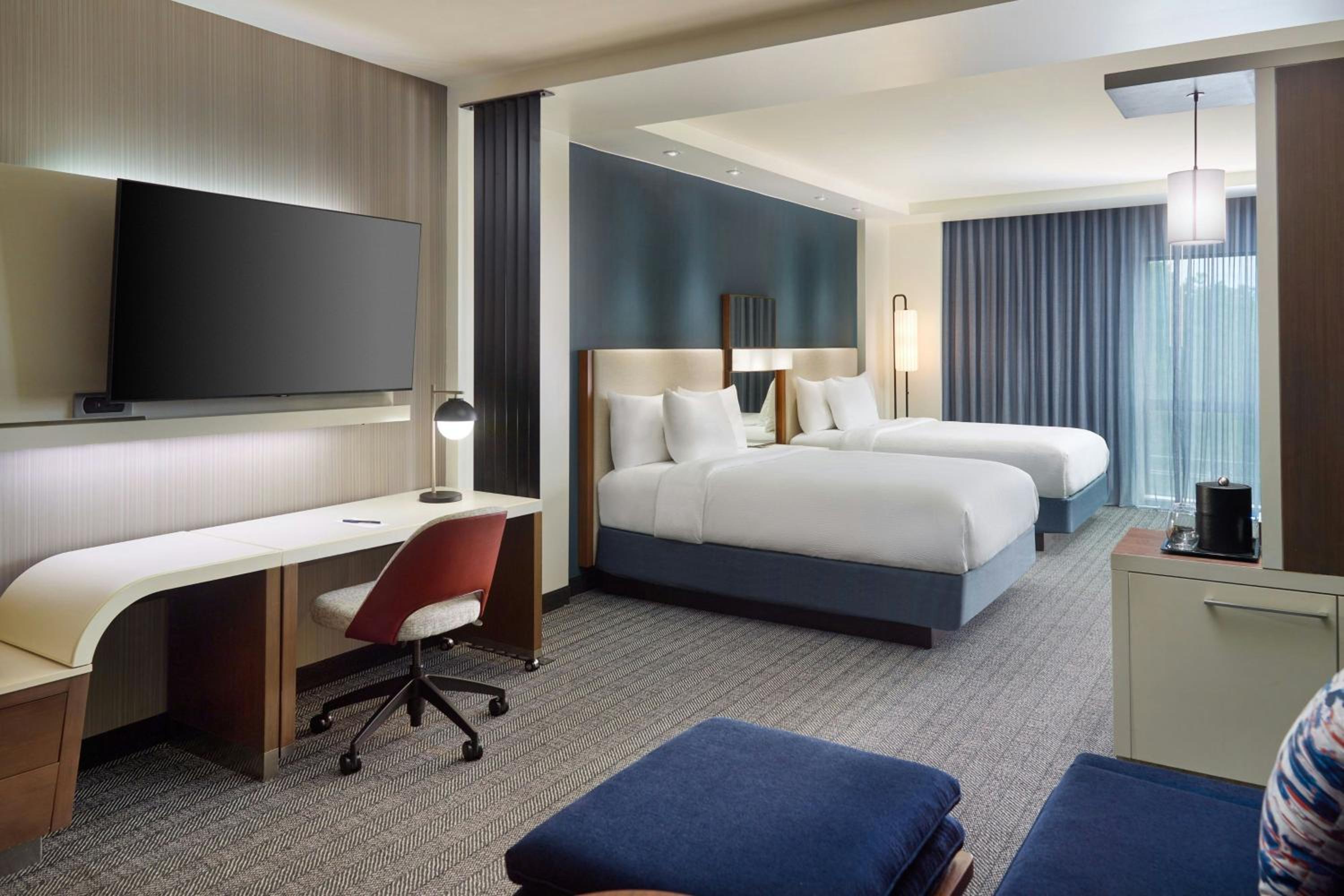 Queen Suite with Two Queen Beds, Sitting Area and Bathtub - Mobility Access/Hearing Accessible