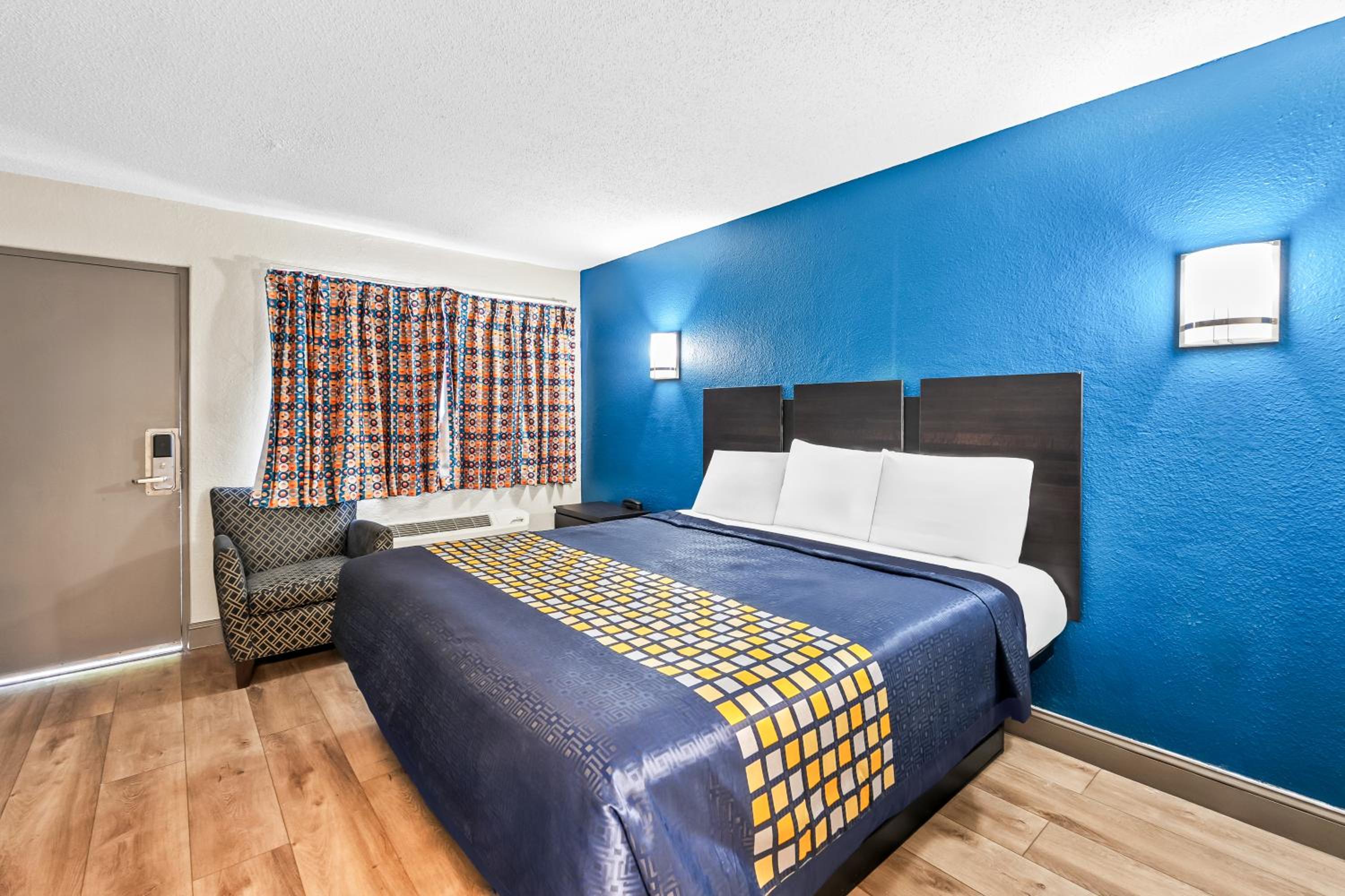 Standard King Room photo 2