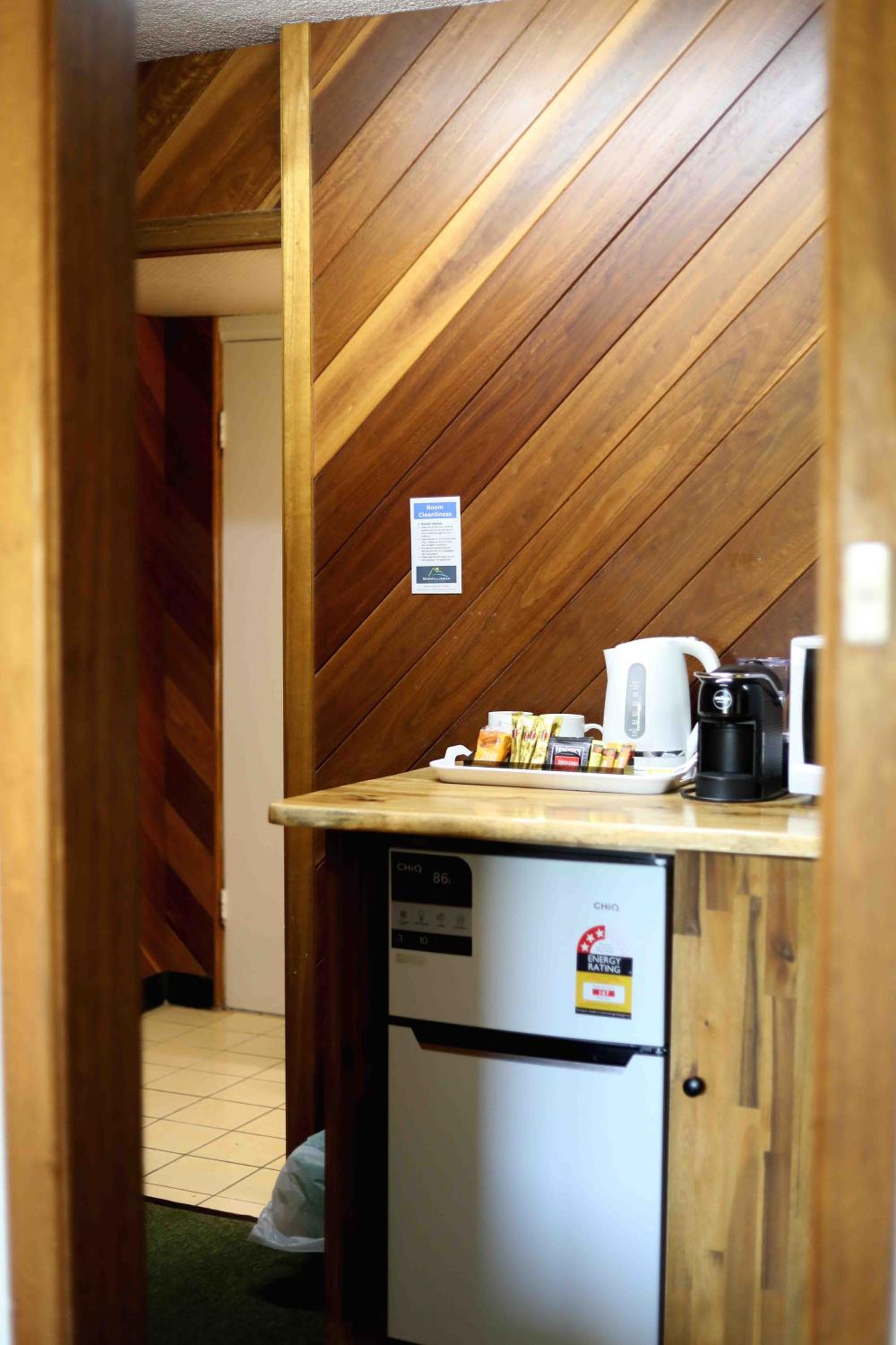 Queen Room with Shared Bathroom photo 2