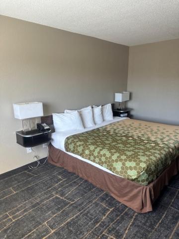 King Room - Non Smoking - Photo 3