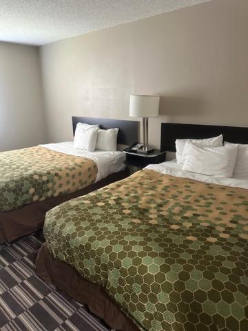 Queen Room with Two Queen Beds - Non-Smoking - Photo 4