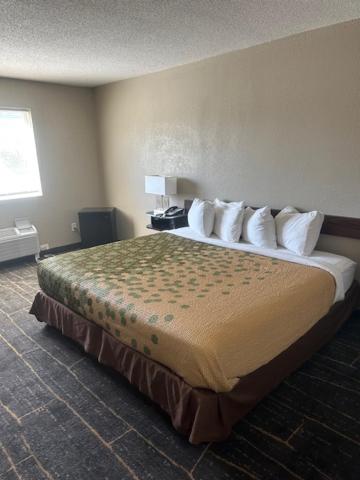 King Room - Non Smoking - Photo 4