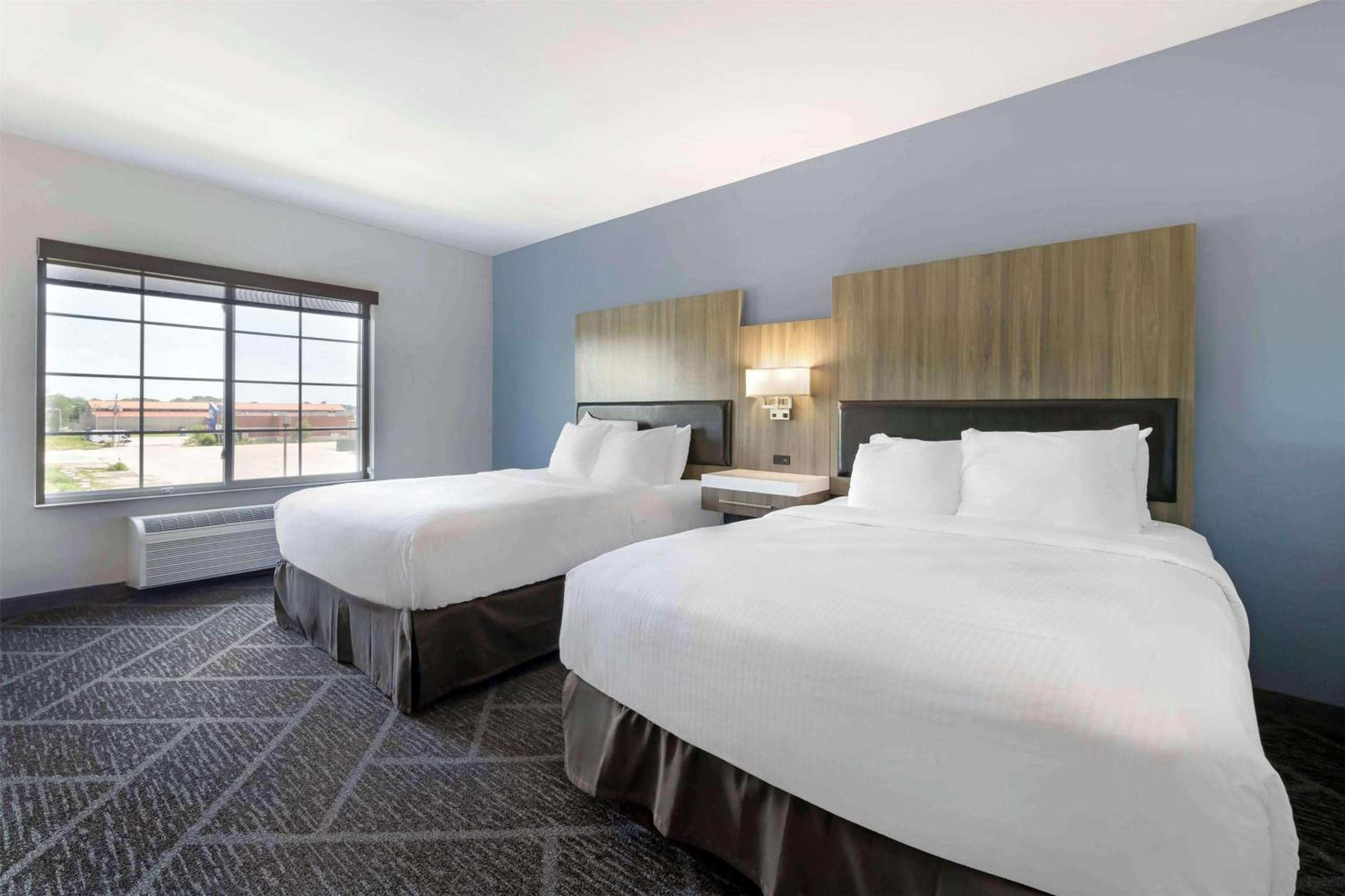 Queen Room with Two Queen Beds - Non-Smoking - Photo 1