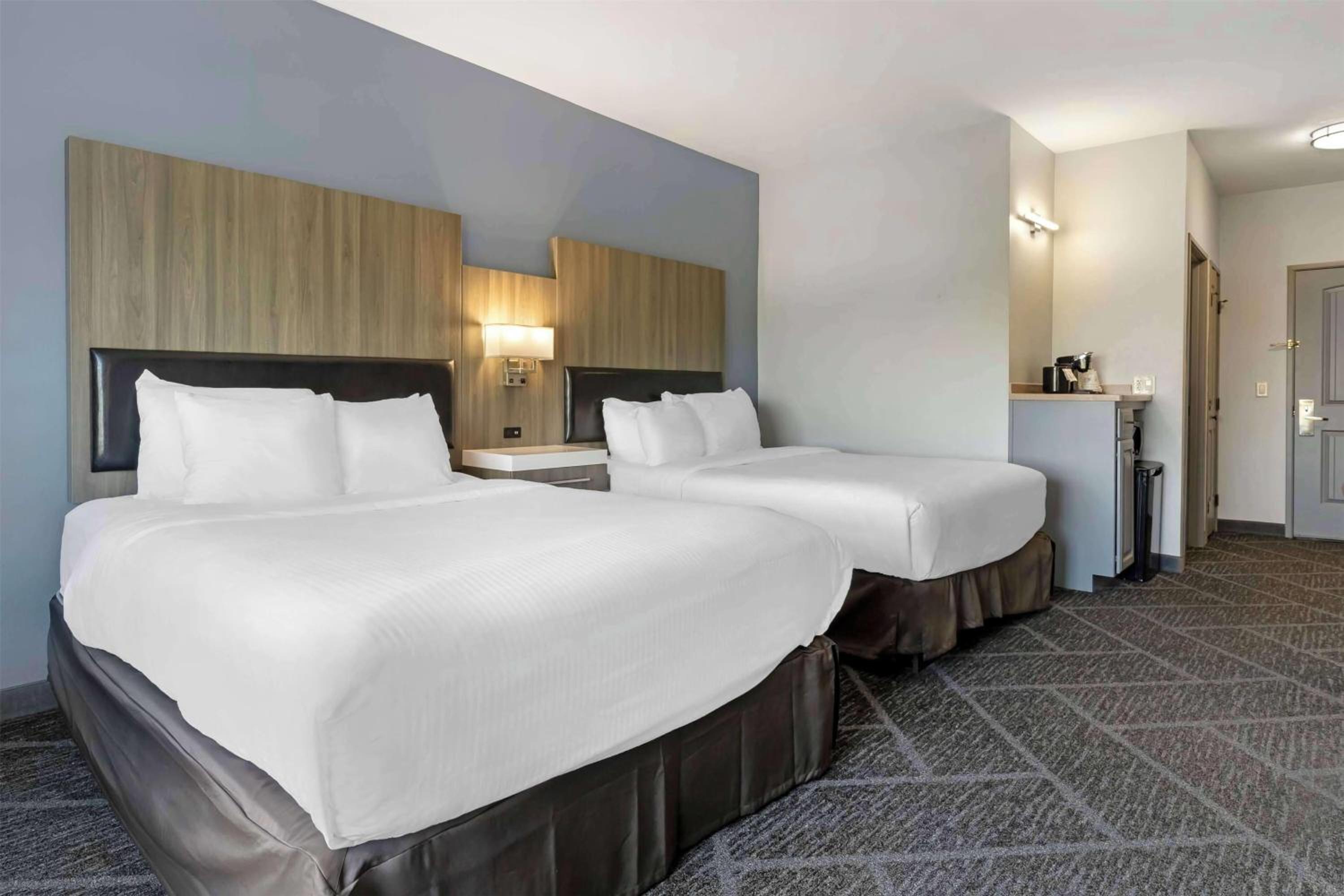 Queen Room with Two Queen Beds - Non-Smoking - Photo 2