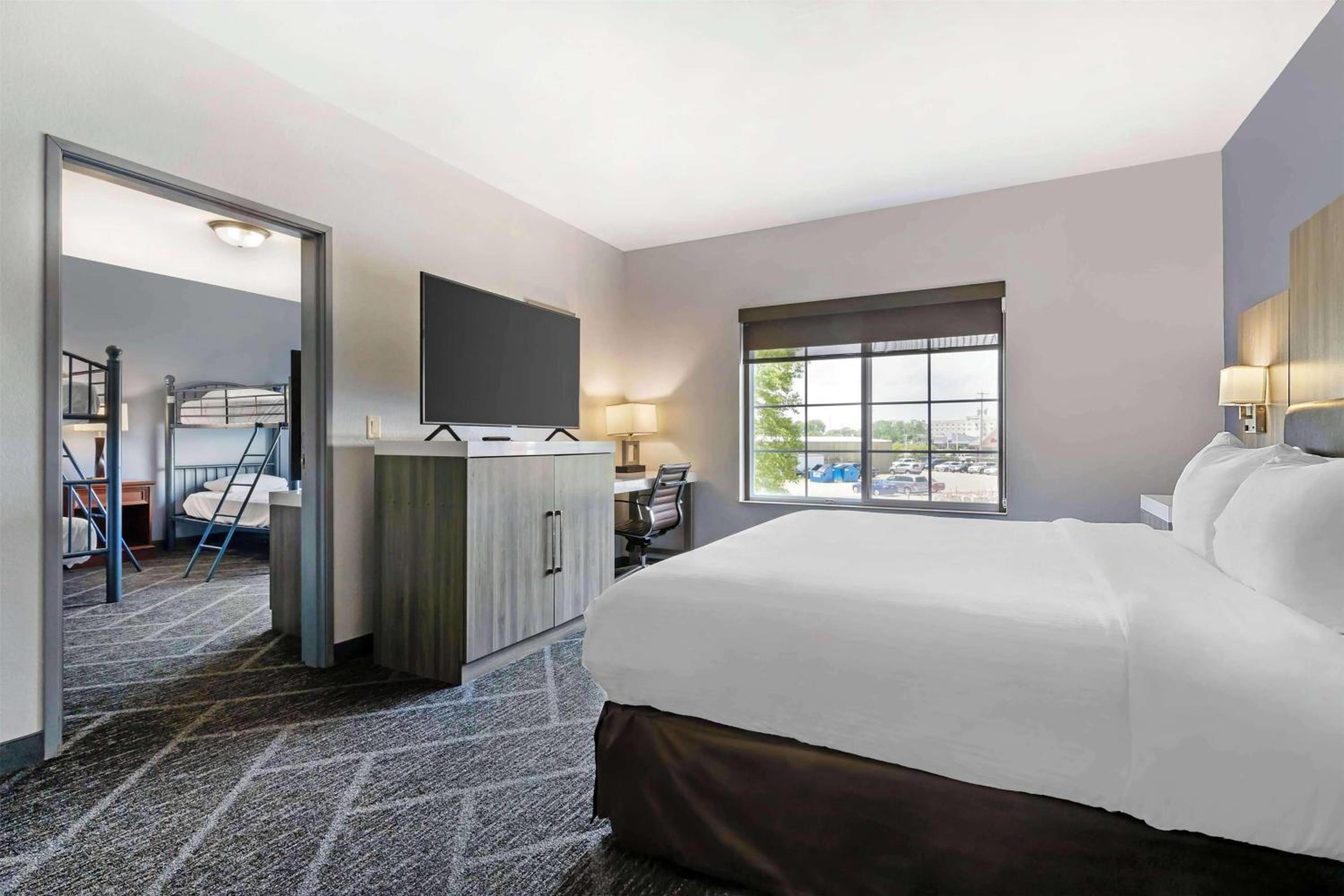 Family Suite with One King Bed and Two Twin Bunk Beds - Non-Smoking - Photo 3