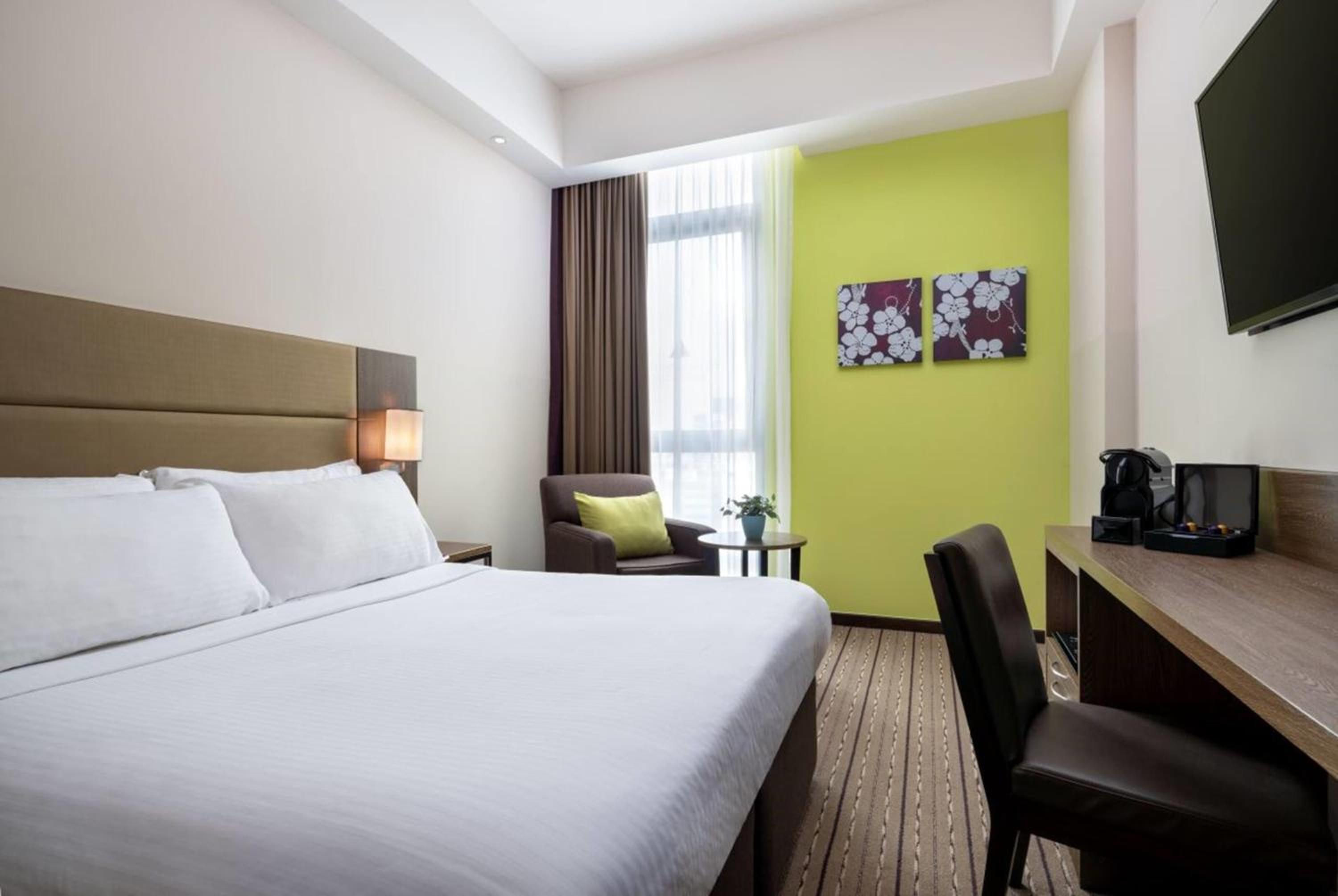 Deluxe Room with 1 Queen Bed, High Floor