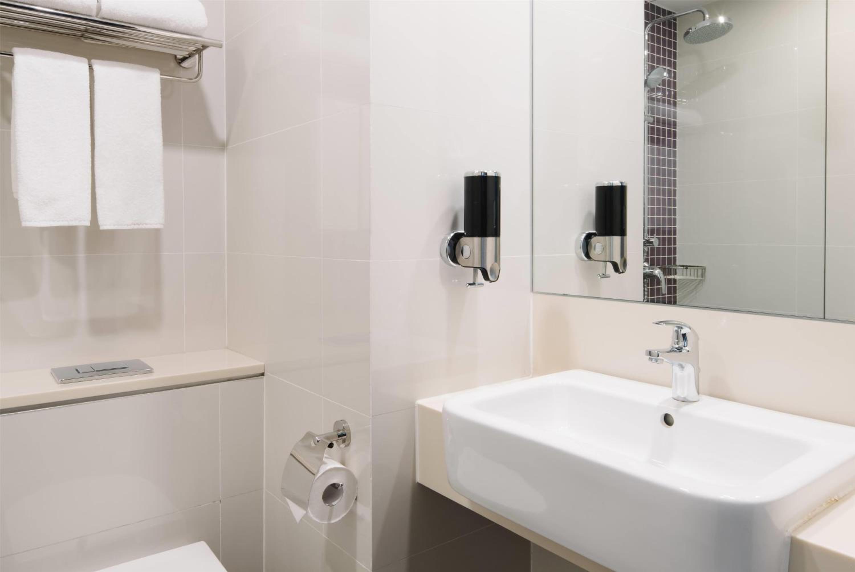 Deluxe Room with 1 Queen Bed, High Floor photo 3