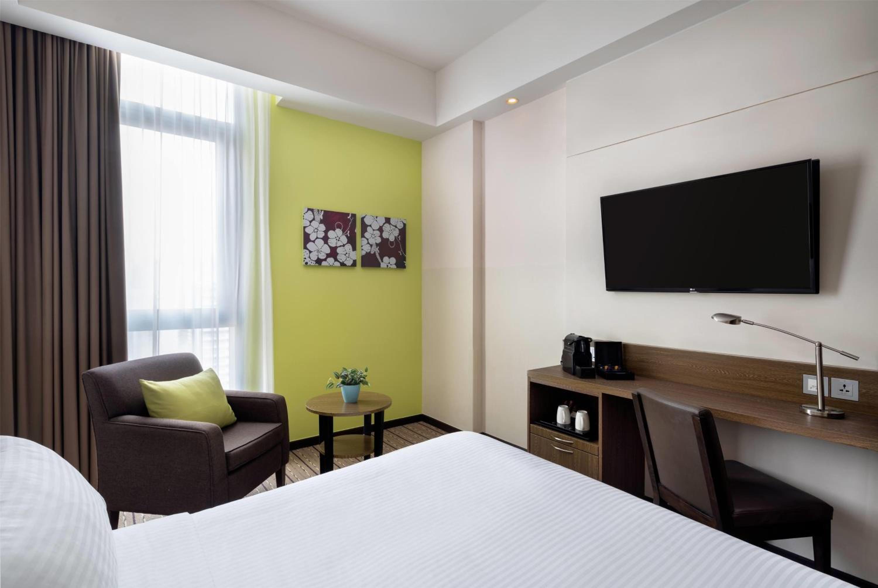 Deluxe Room with 1 Queen Bed, High Floor photo 2