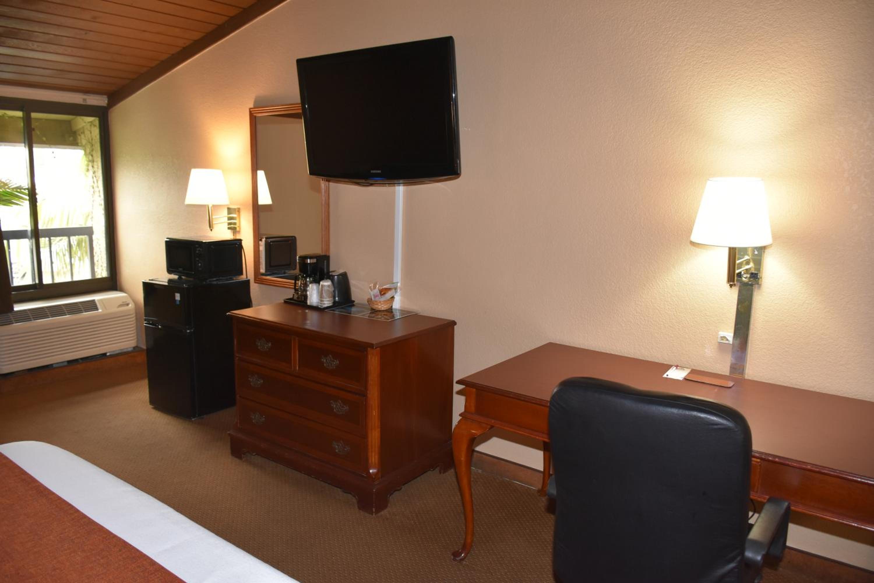 King Room with Pool View - Photo 4